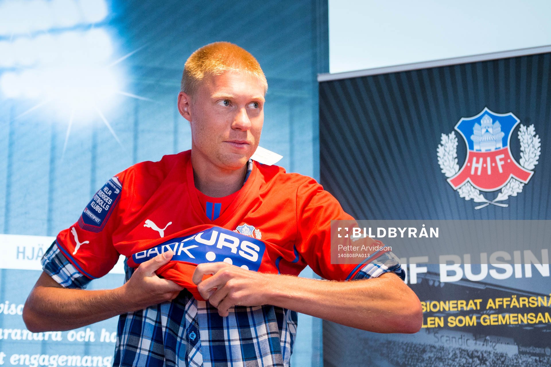 Helsingborgs nyförvärv Markus Holgersson under presskonferens där han presenteras som ny spelare i Helsingborg den 8 augusti 2014 i Helsingborg.
