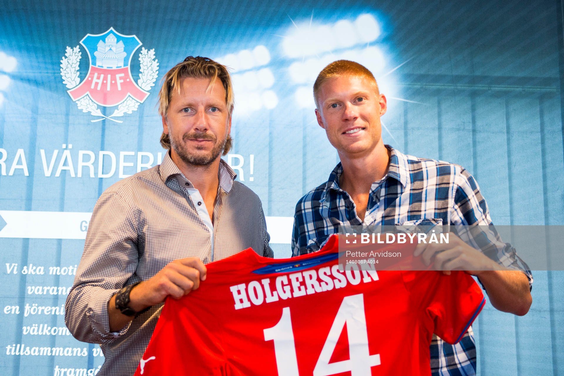 Helsingborgs sportchef Jesper Jansson tillsammans med nyförvärv Markus Holgersson under presskonferens där han presenteras som ny spelare i Helsingborg den 8 augusti 2014 i Helsingborg.