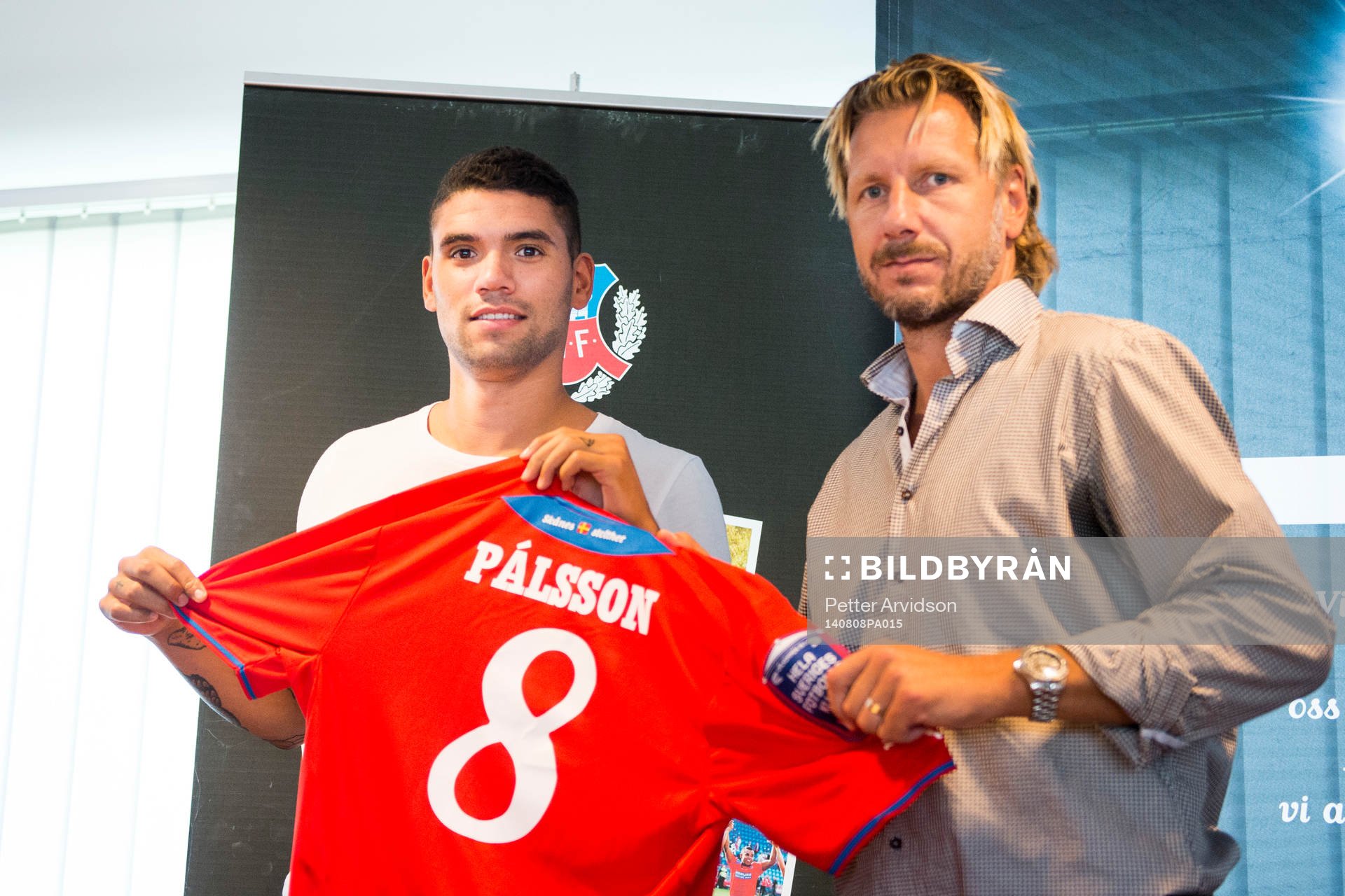 Helsingborgs sportchef Jesper Jansson tillsammans med nyförvärv Victor Pálsson under presskonferens där han presenteras som ny spelare i Helsingborg den 8 augusti 2014 i Helsingborg.