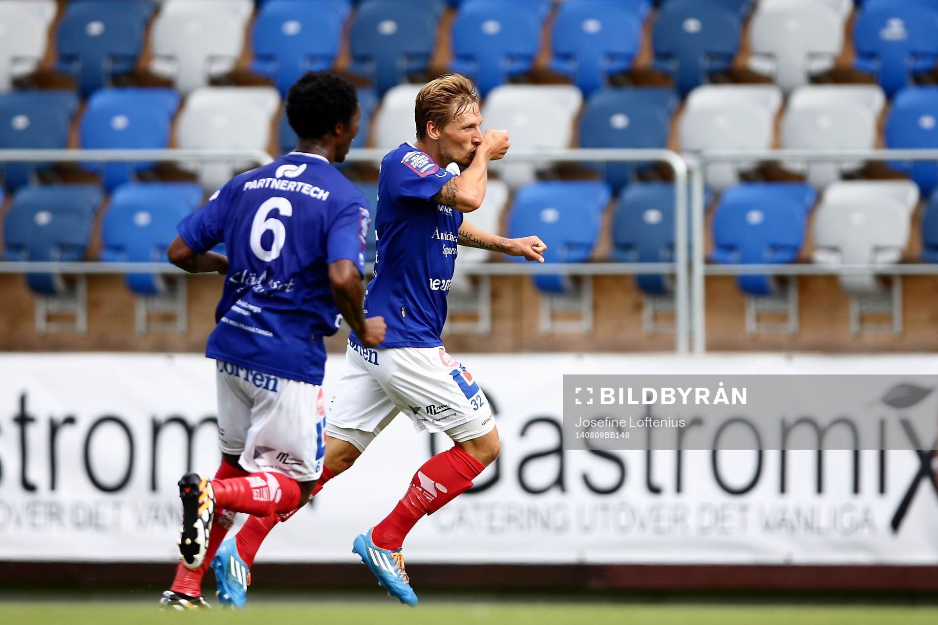 Åtvidabergs Martin Christensen jublar med Mohamed Abubakari