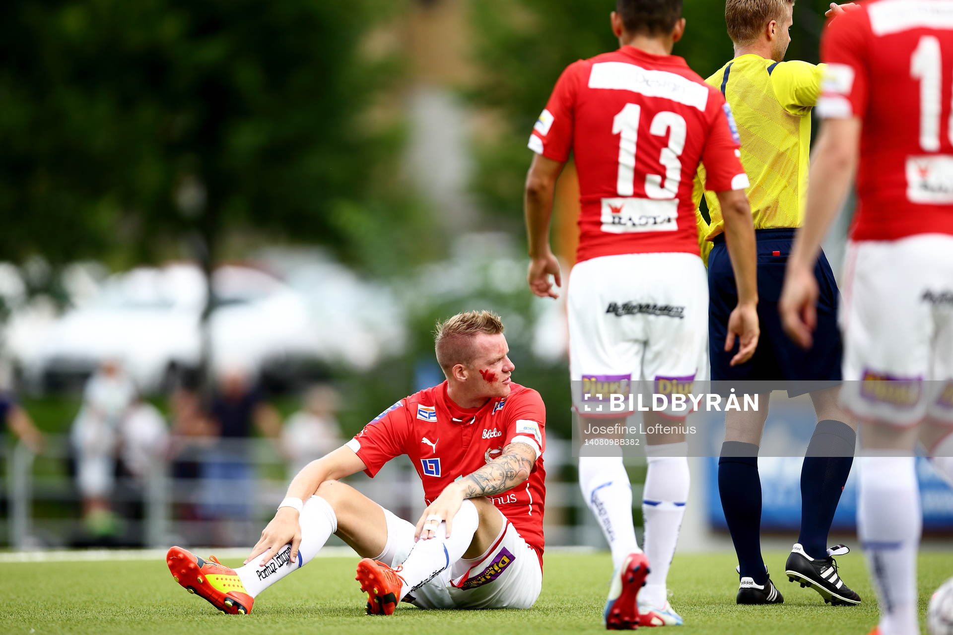 Kalmars Marcus Nilsson blöder på kinden efter en nickduell med Åtvidabergs Ricardo Santos under fotbollsmatchen i Allsvenskan mellan Åtvidaberg och Kalmar den 09 augusti 2014 i Åtvidaberg.