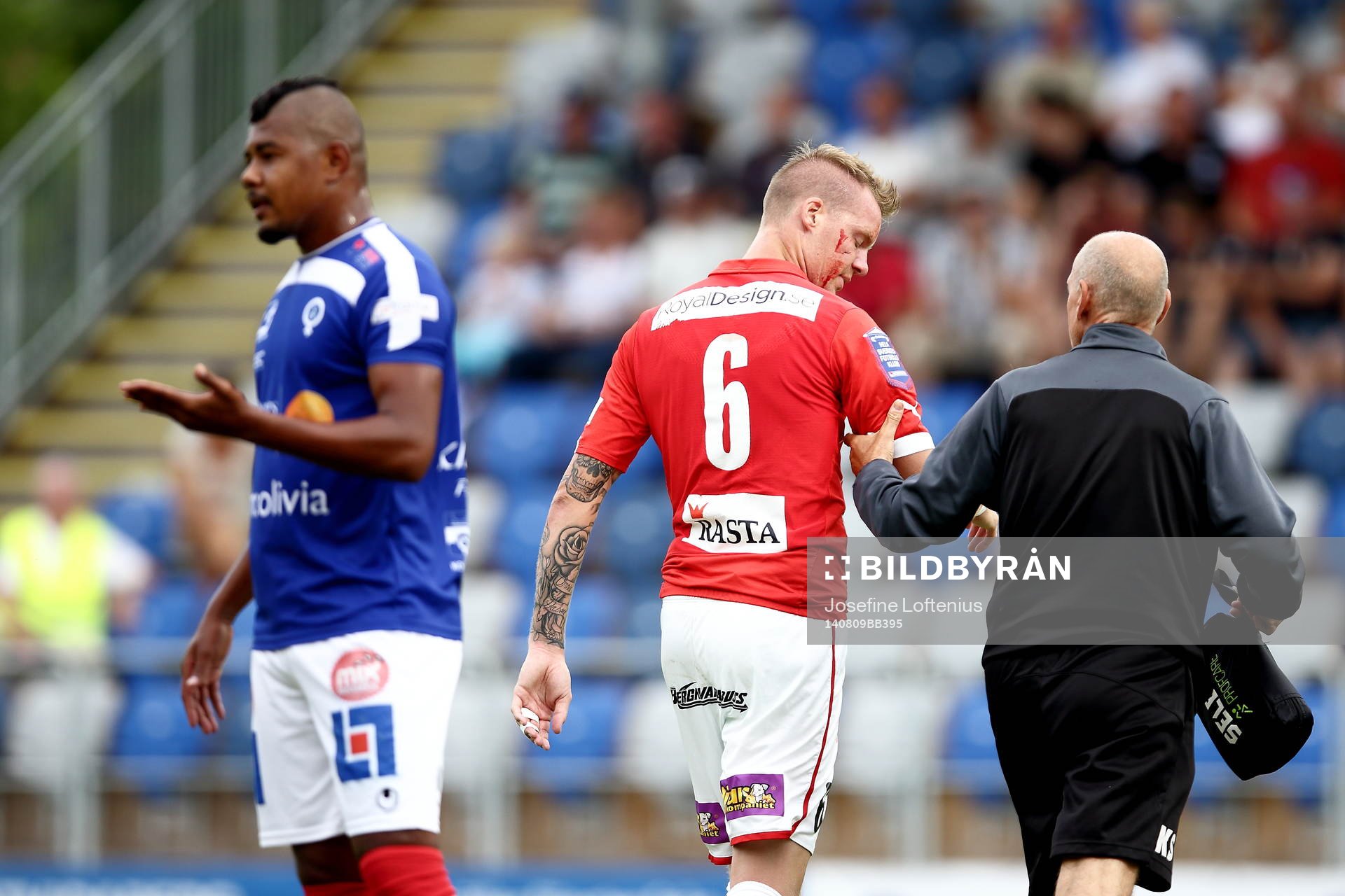 Kalmars Marcus Nilsson går av planen efter att ha blivit skadad på kinden i en nickduell med Åtvidabergs Ricardo Santos som syns i förgrunden under fotbollsmatchen i Allsvenskan mellan Åtvidaberg och Kalmar den 09 augusti 2014 i Åtvidaberg.