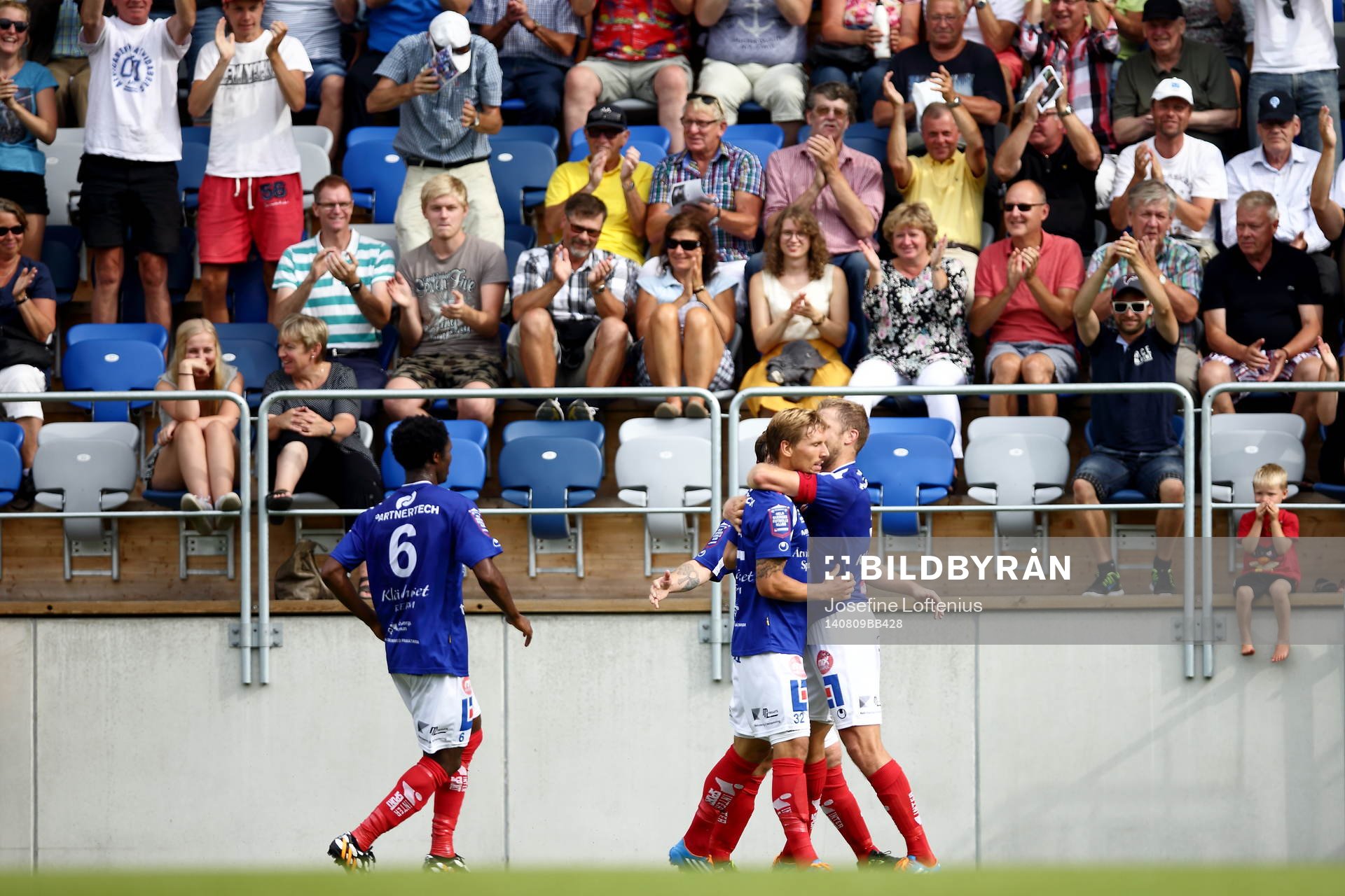 Målskytt Åtvidabergs Martin Christensen kramas om