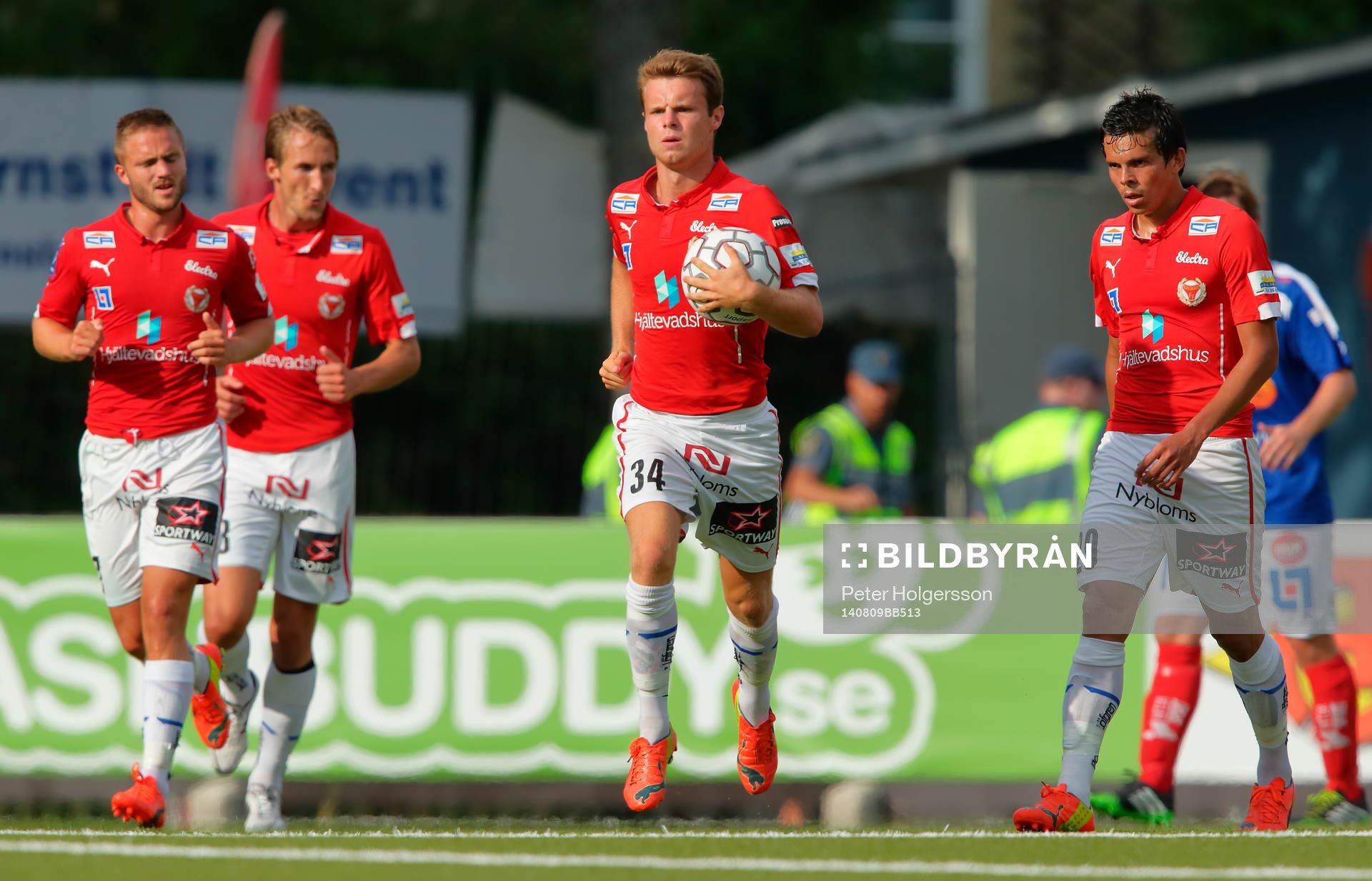 Kalmars Måns Söderqvist bär tillbaka bollen efter sitt mål 2-1 under fotbollsmatchen i Allsvenskan mellan Åtvidaberg och Kalmar den 09 augusti 2014 i Åtvidaberg.