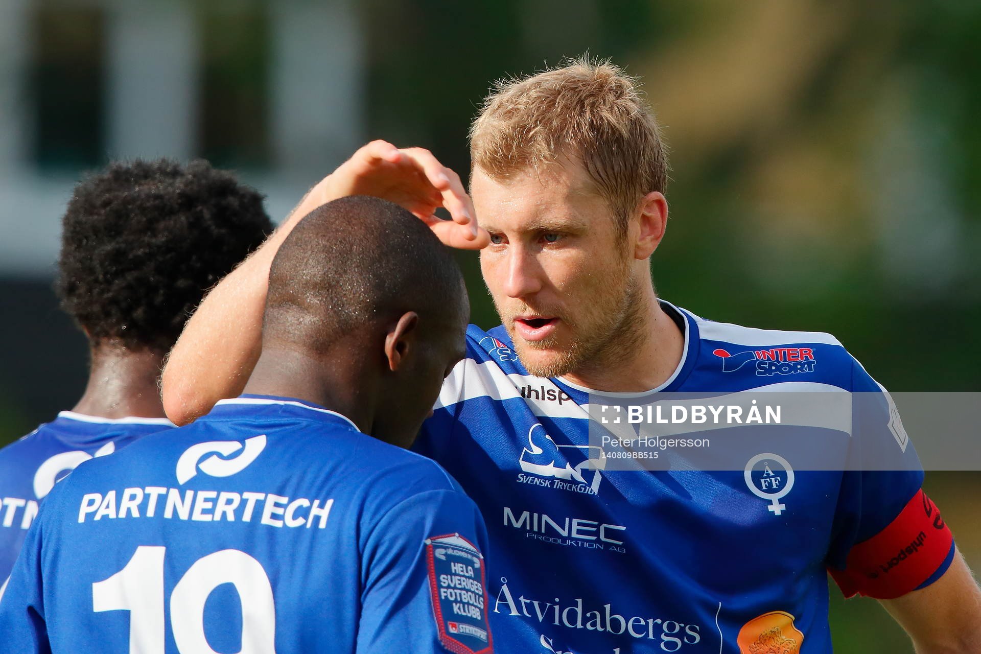 Åtvidabergs Daniel Hallingström klappar om John Owoeri
