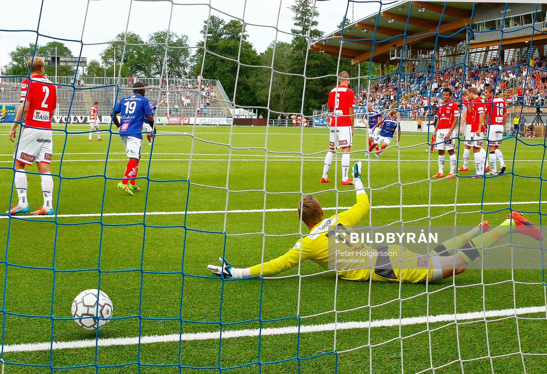 Kalmars målvakt Lars Cramer släpper in mål 2-0 på