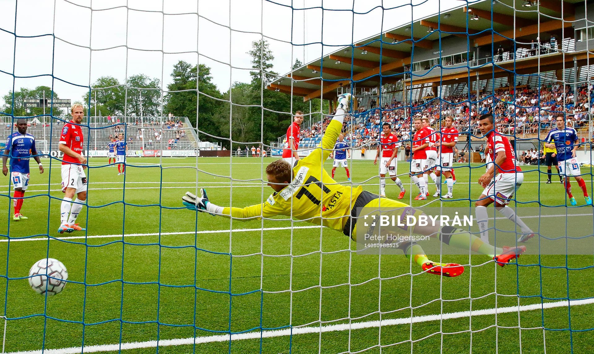 Kalmars målvakt Lars Cramer släpper in mål 2-0 på