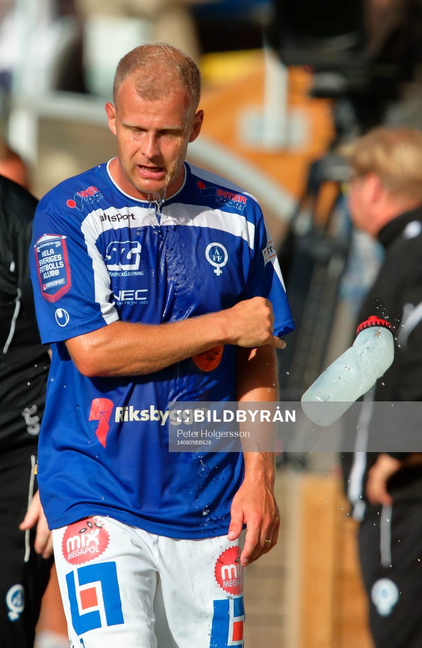 Åtvidabergs Kristian Bergström slänger vatenflaskan