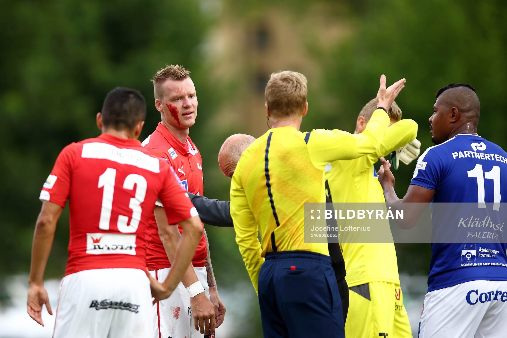 Kalmars Marcus Nilsson pratar med domaren