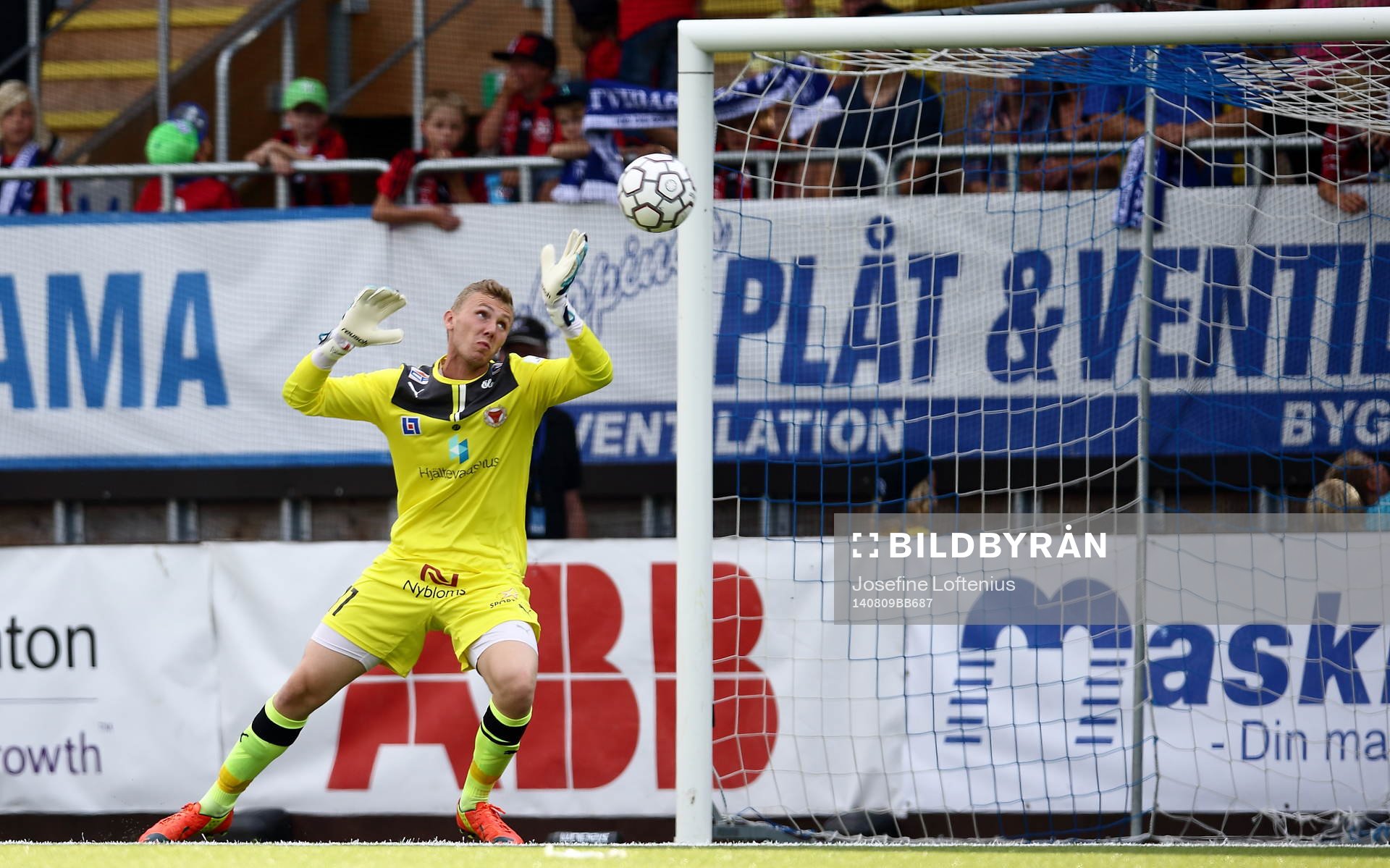 Kalmars målvakt Lars Cramer ser bollen gå in i mål