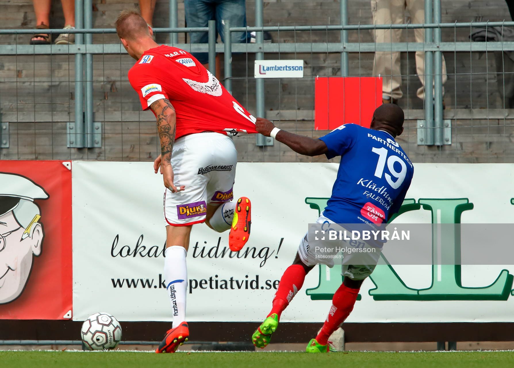 Åtvidabergs John Owoeri drar i tröjan på Kalmars Marcus Nilsson under fotbollsmatchen i Allsvenskan mellan Åtvidaberg och Kalmar den 09 augusti 2014 i Åtvidaberg.