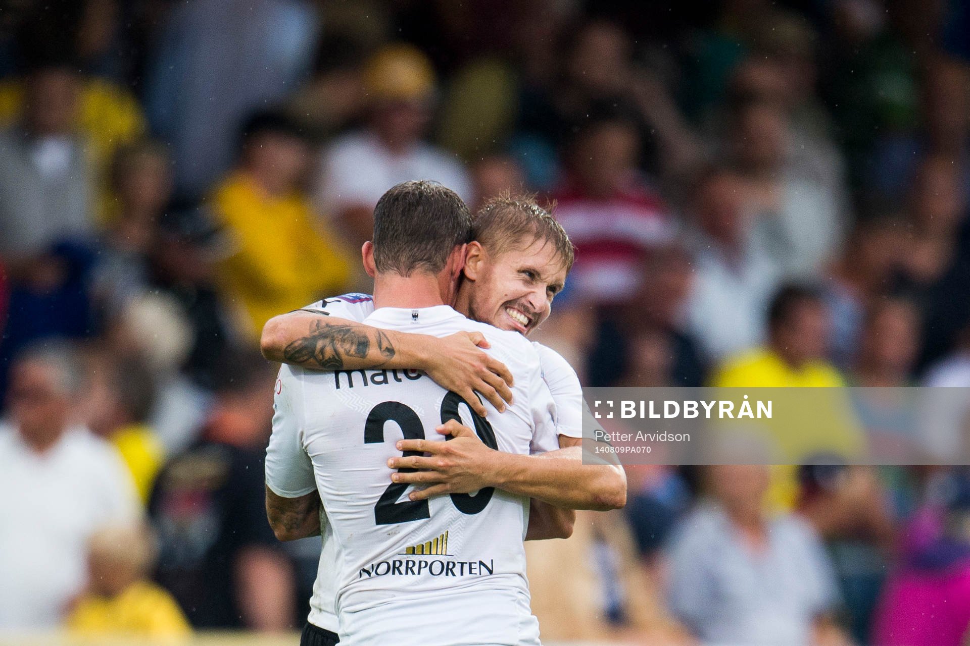 Örebros Daniel Björnqvist kramar om Erik Moberg (ryggen
