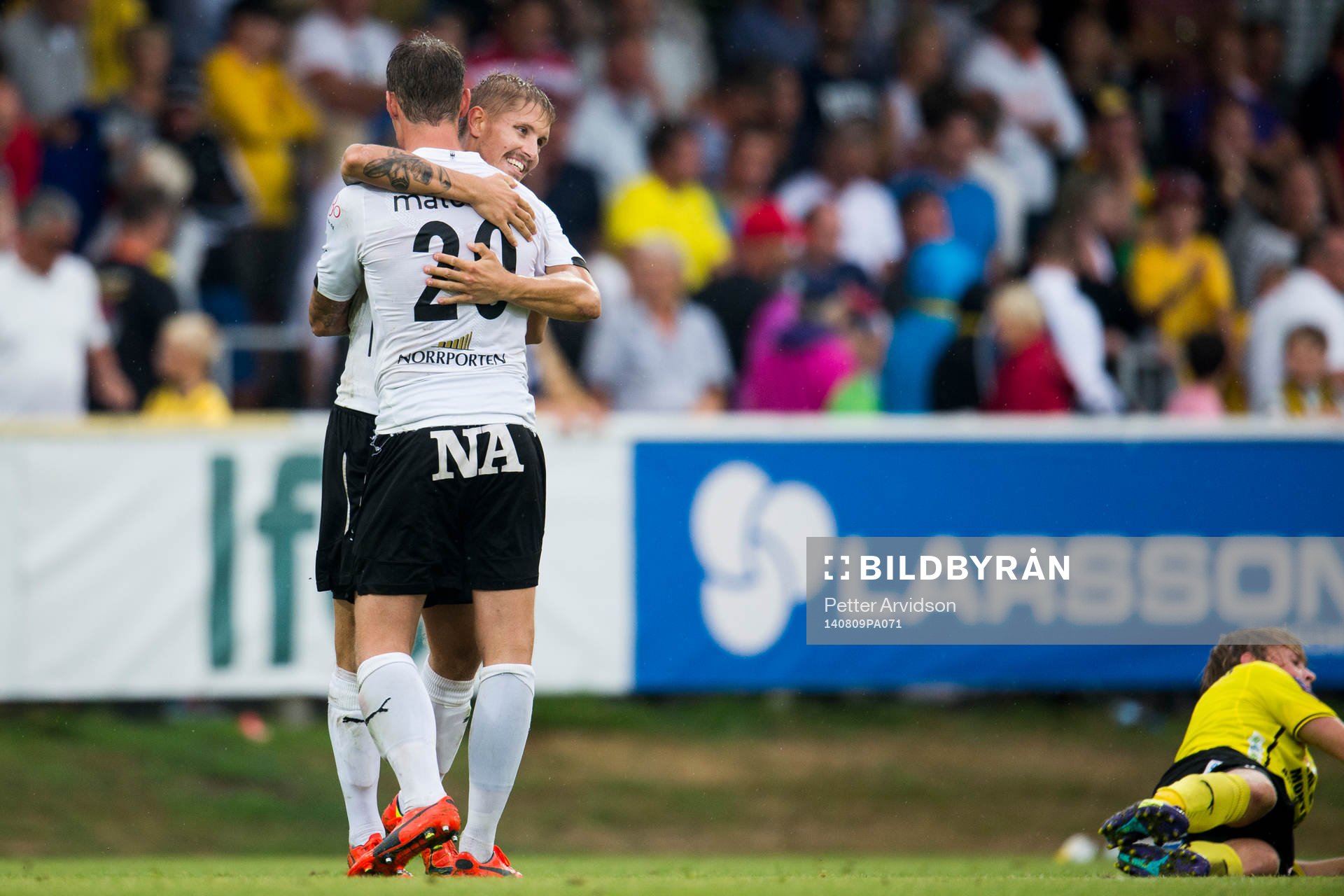 Örebros Daniel Björnqvist kramar om Erik Moberg (ryggen