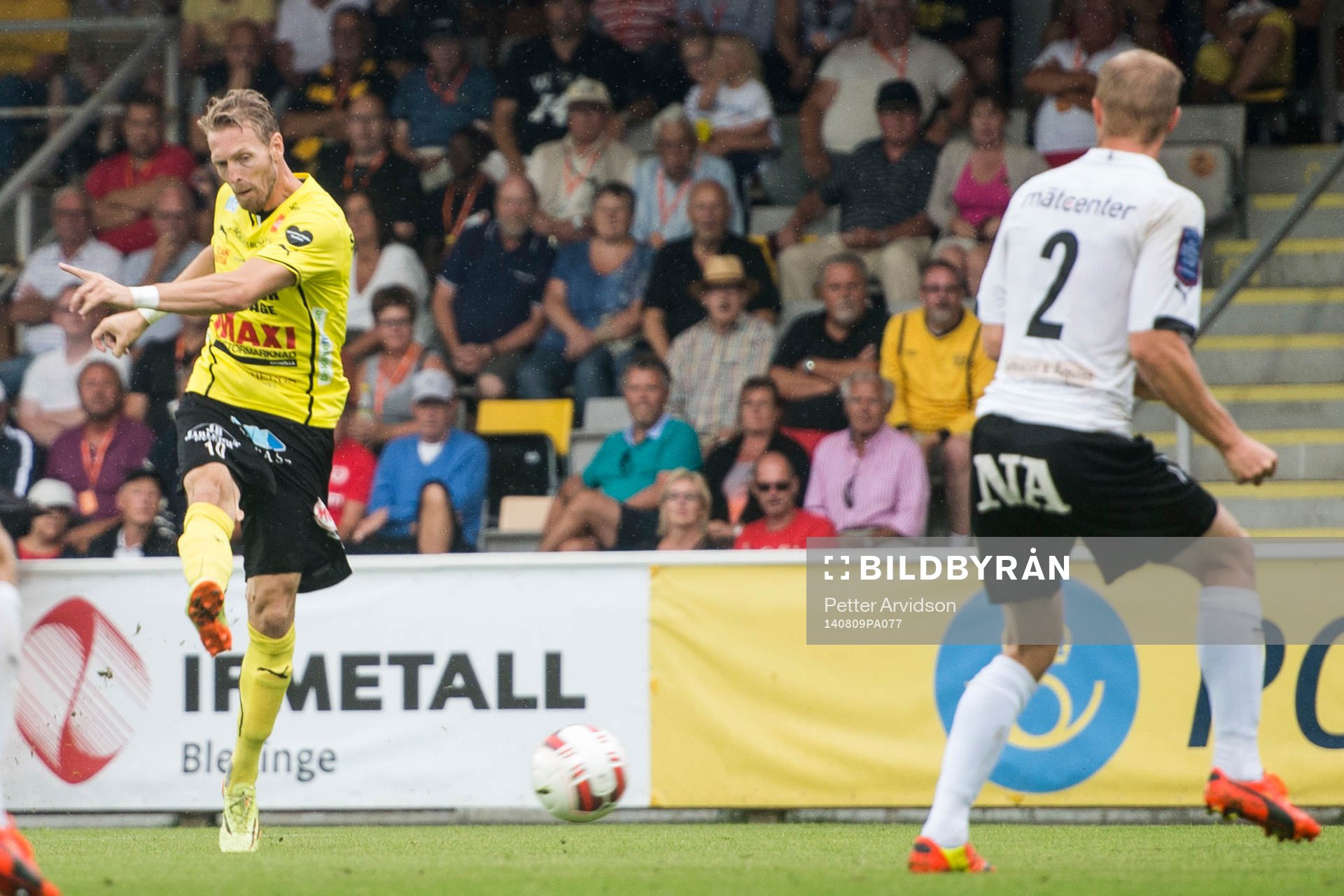 Mjällbys Christian Wilhelmsson med en farlig målchans precis efter att han byts in under fotbollsmatchen i Allsvenskan mellan Mjällby och Örebro den 9 augusti 2014 i Mjällby.