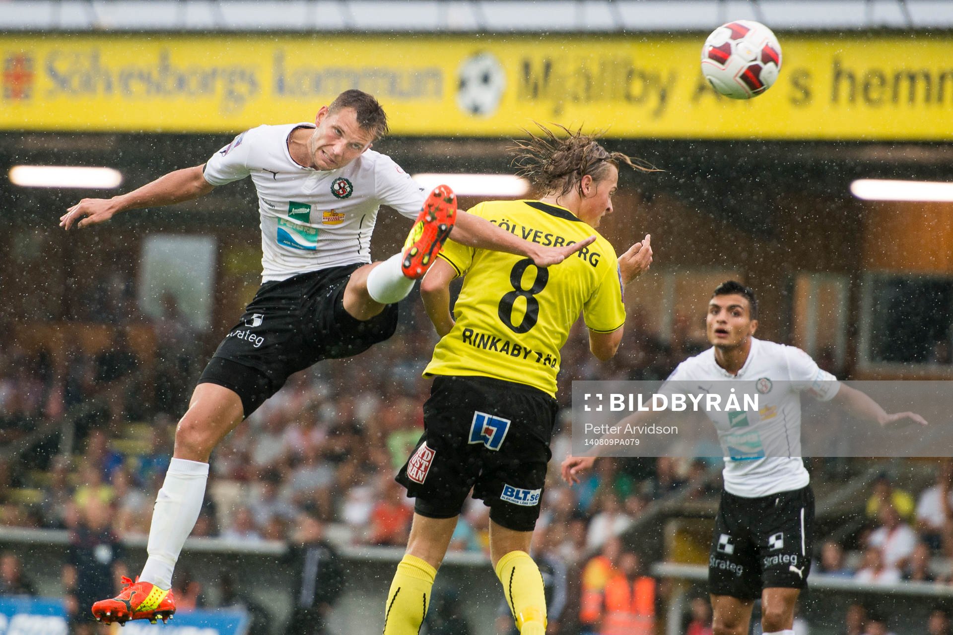 Örebros Robert Åhman Persson i nickduell med Mjällbys
