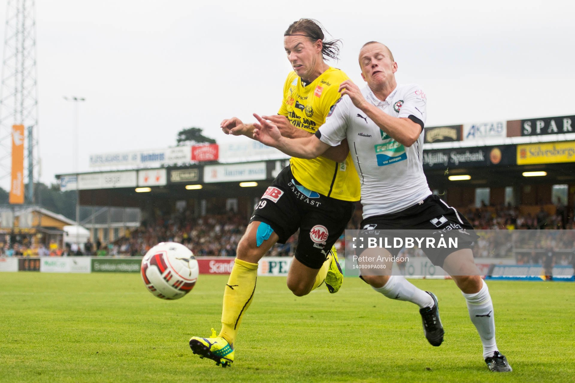 Mjällbys Danny Ervik i kamp om bollen med Örebros Daniel