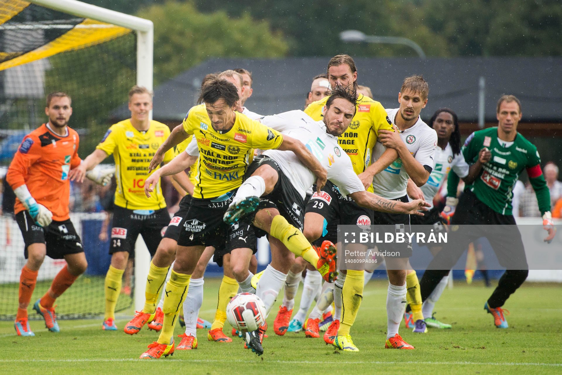 Örebros Nordin Gerzic försöker få bort bollen framför Mjällbys Daniel Ivanovski och ett välfyllt straffområde under fotbollsmatchen i Allsvenskan mellan Mjällby och Örebro den 9 augusti 2014 i Mjällby.