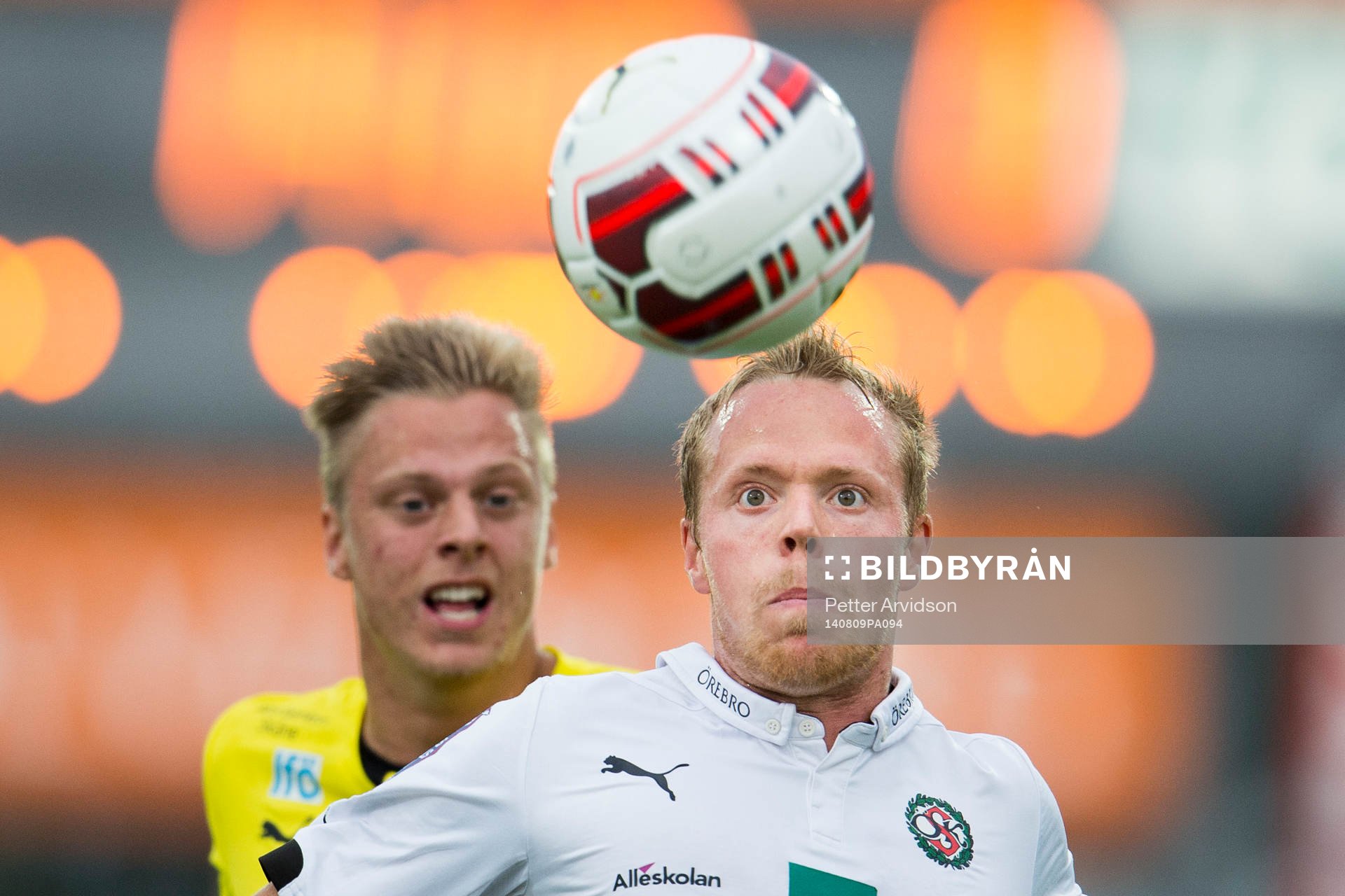 Mjällbys Mattias Håkansson jagar Örebros Patrik Haginge