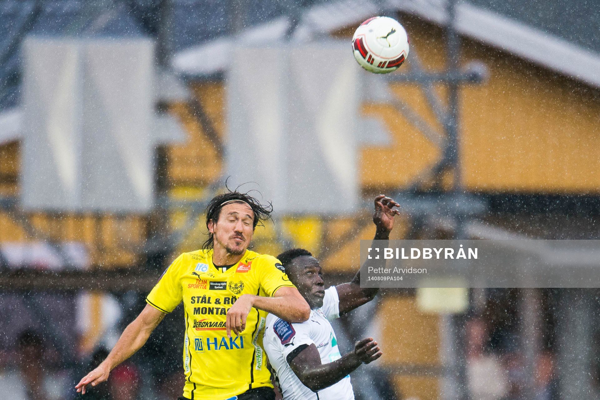 Mjällbys Daniel Ivanovski i nickduell med Örebros