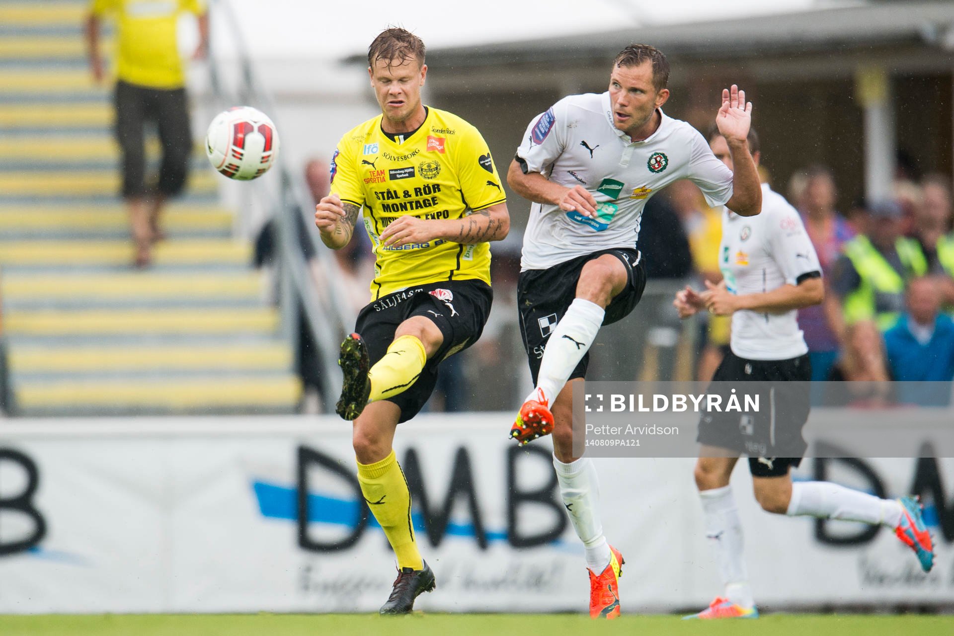 Örebros Robert Åhman Persson och Mjällbys David Löfquist under fotbollsmatchen i Allsvenskan mellan Mjällby och Örebro den 9 augusti 2014 i Mjällby.