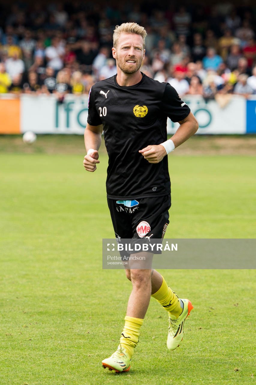 Mjällbys Christian Wilhelmsson värmer upp