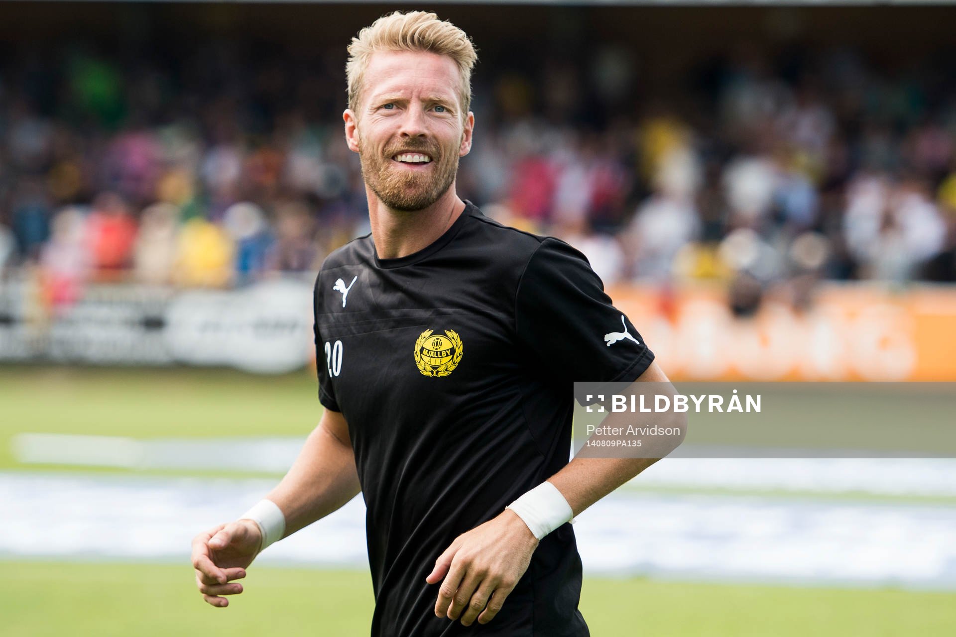 Mjällbys Christian Wilhelmsson värmer upp