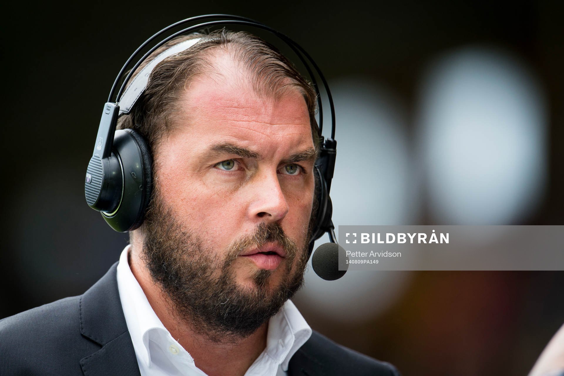 Örebros tränare Alexander Axén blir intervjuad av TV