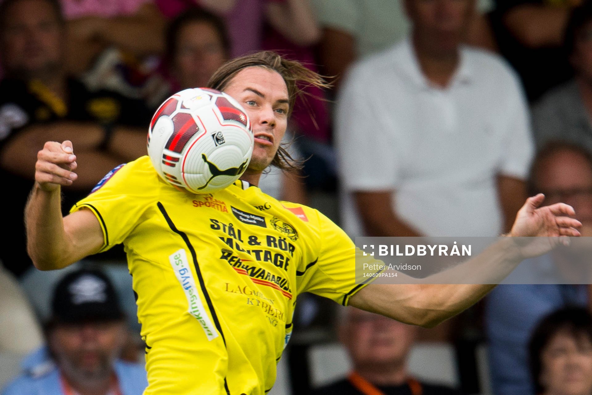 Mjällbys Danny Ervik tar ner en crossboll på bröstet