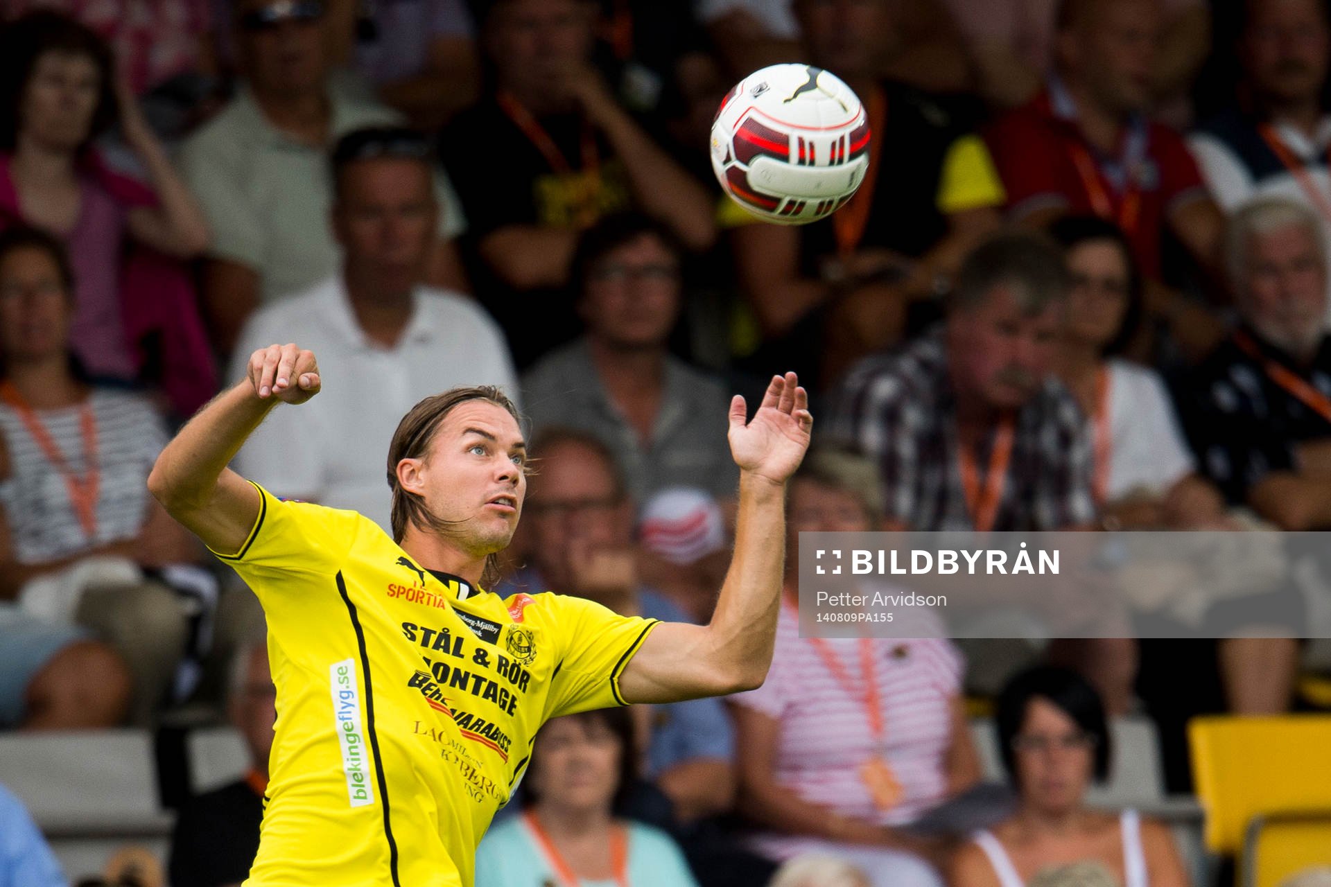 Mjällbys Danny Ervik tar ner en crossboll på bröstet