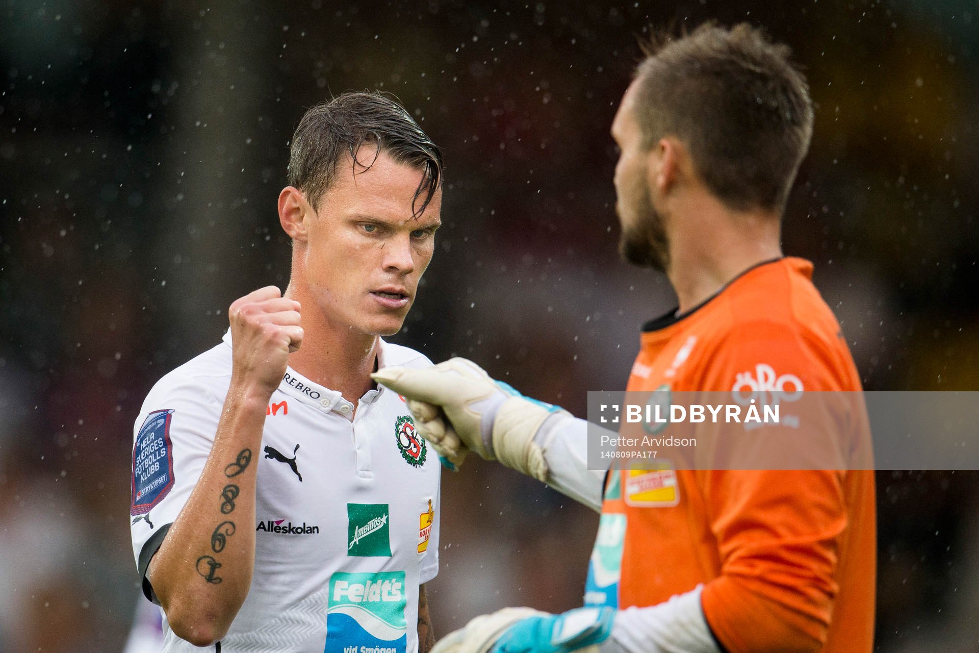 Örebros Erik Moberg och målvakt Oscar Jansson