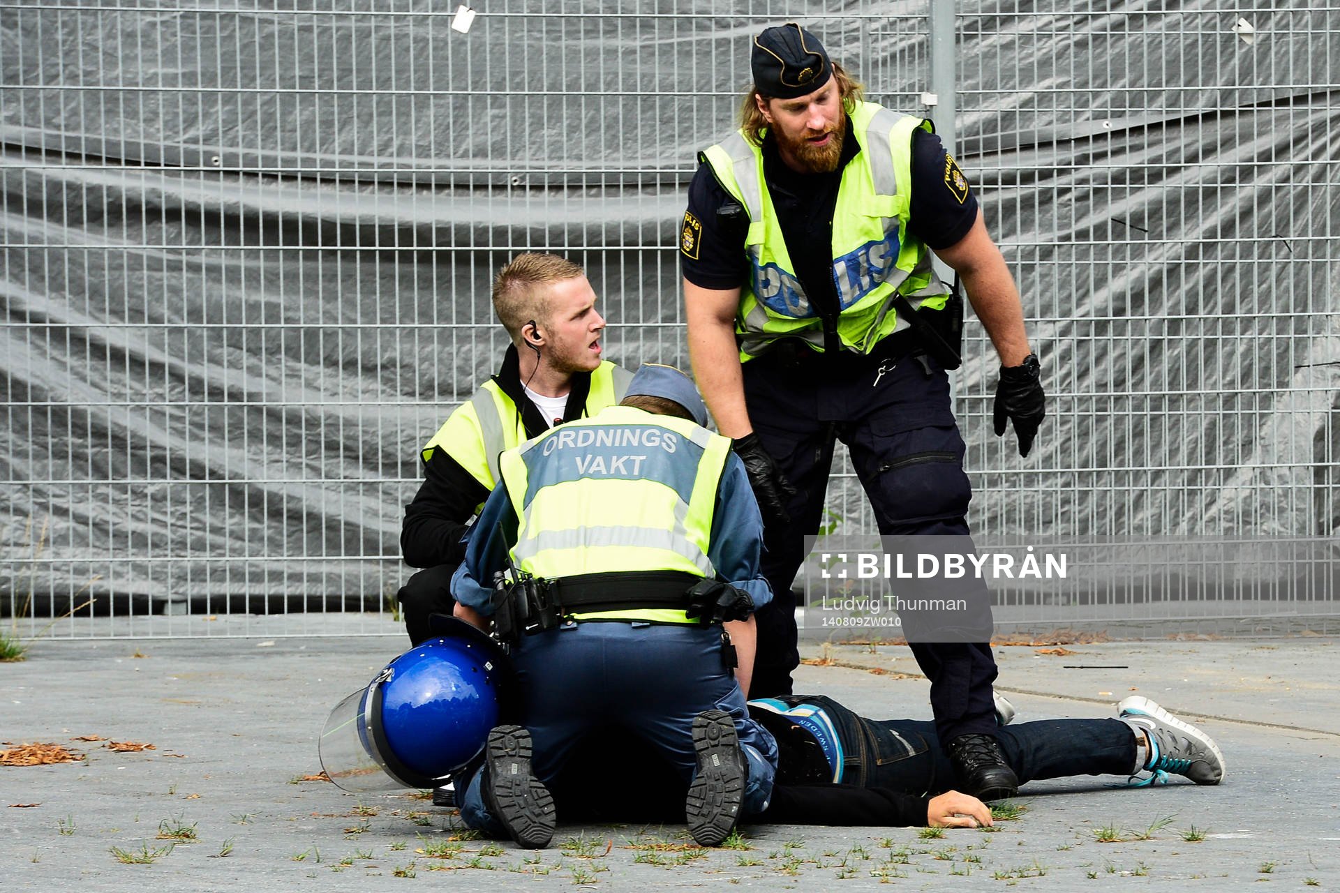 Polisen omhändertar en supporter som bråkade vid