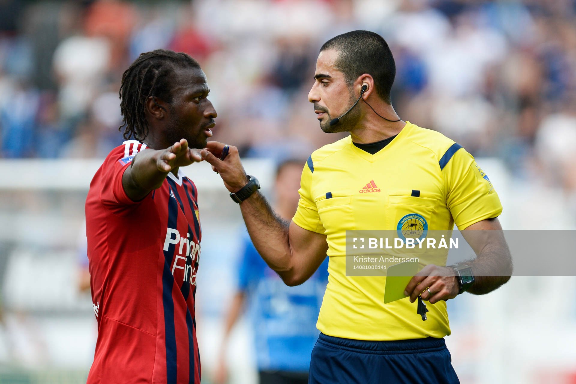 Djurgårdens Amadou Jawo diskuterar med domaren Mohammed