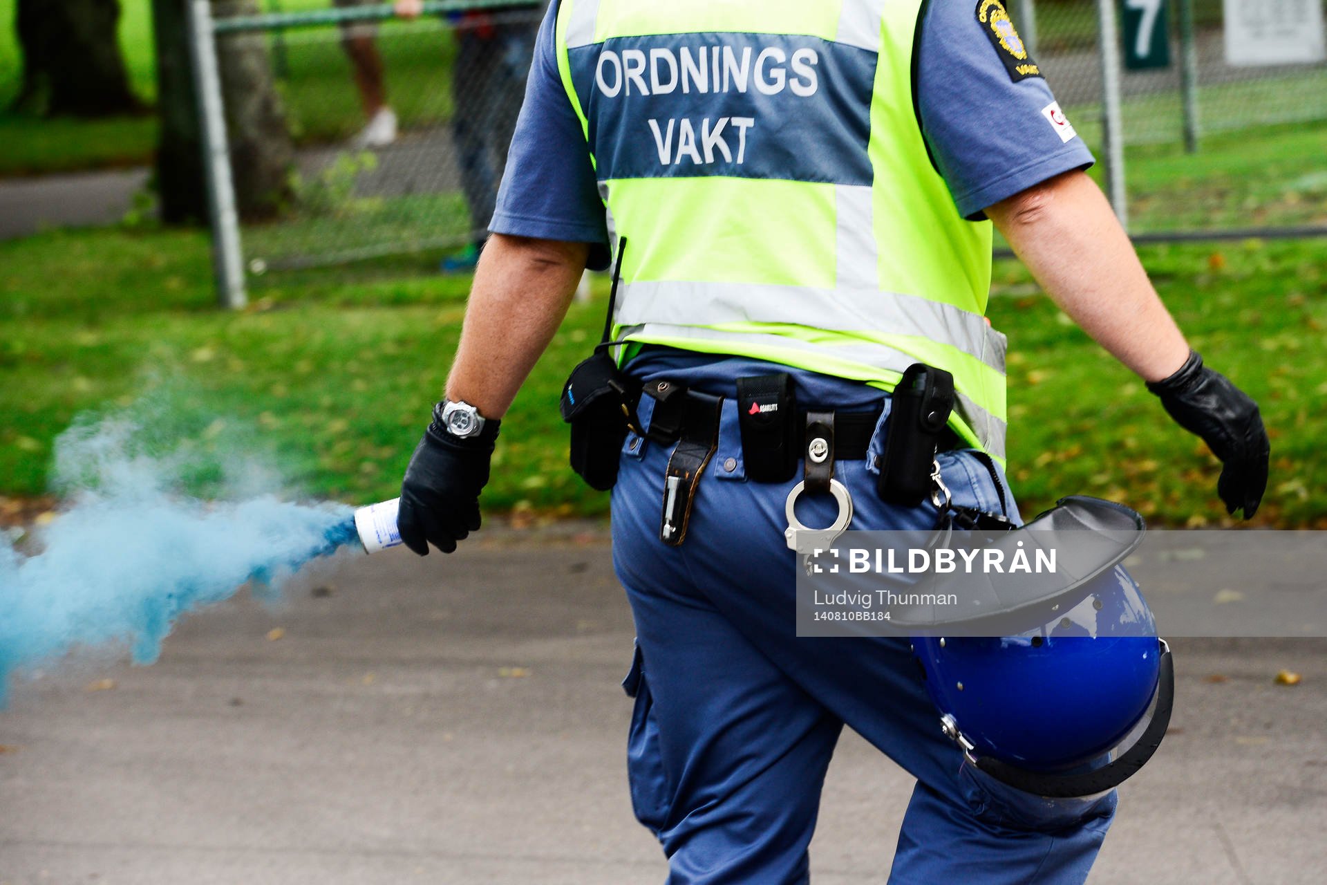 Polisen avlägsnar en rökbomb