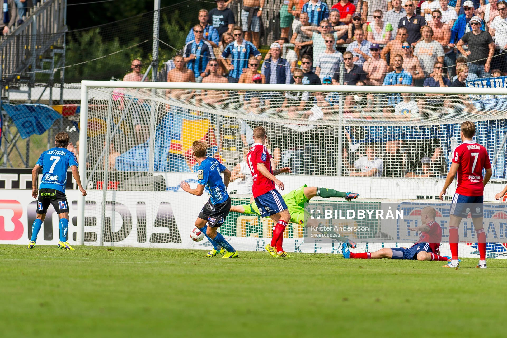 Halmstads Johan Blomberg ser bollen gå in till 1-0