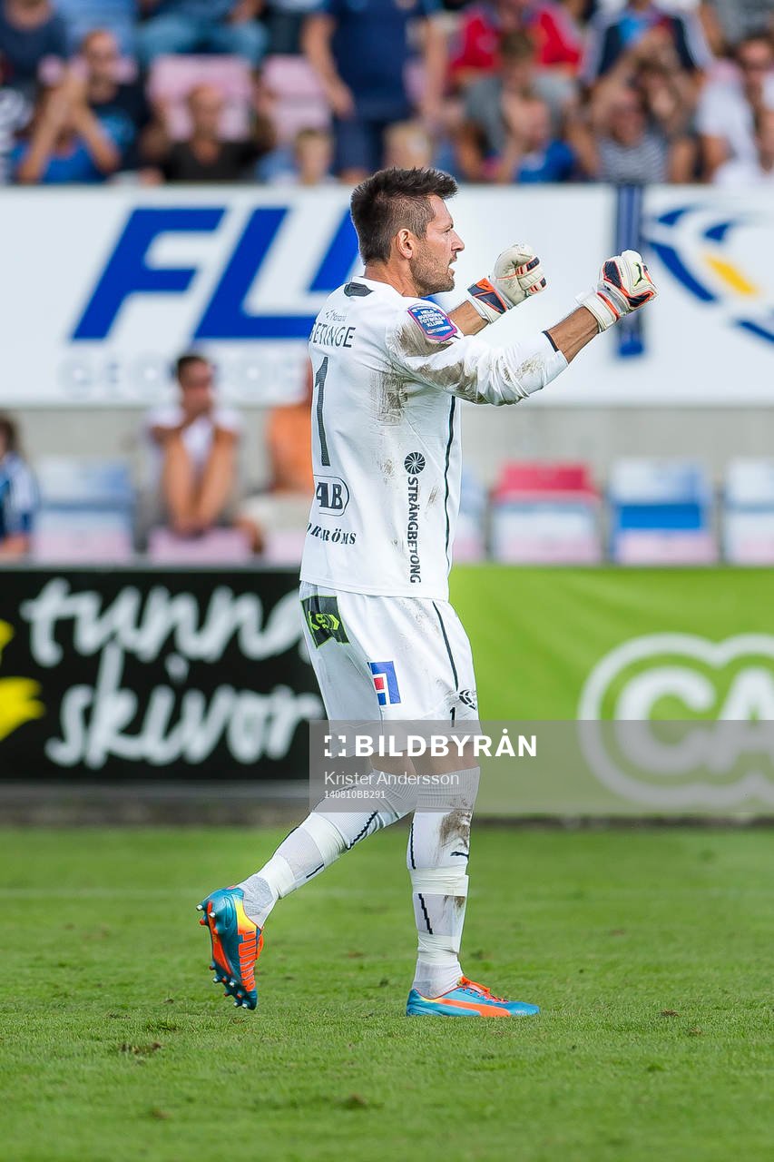 Halmstads målvakt Stojan Lukic jublar