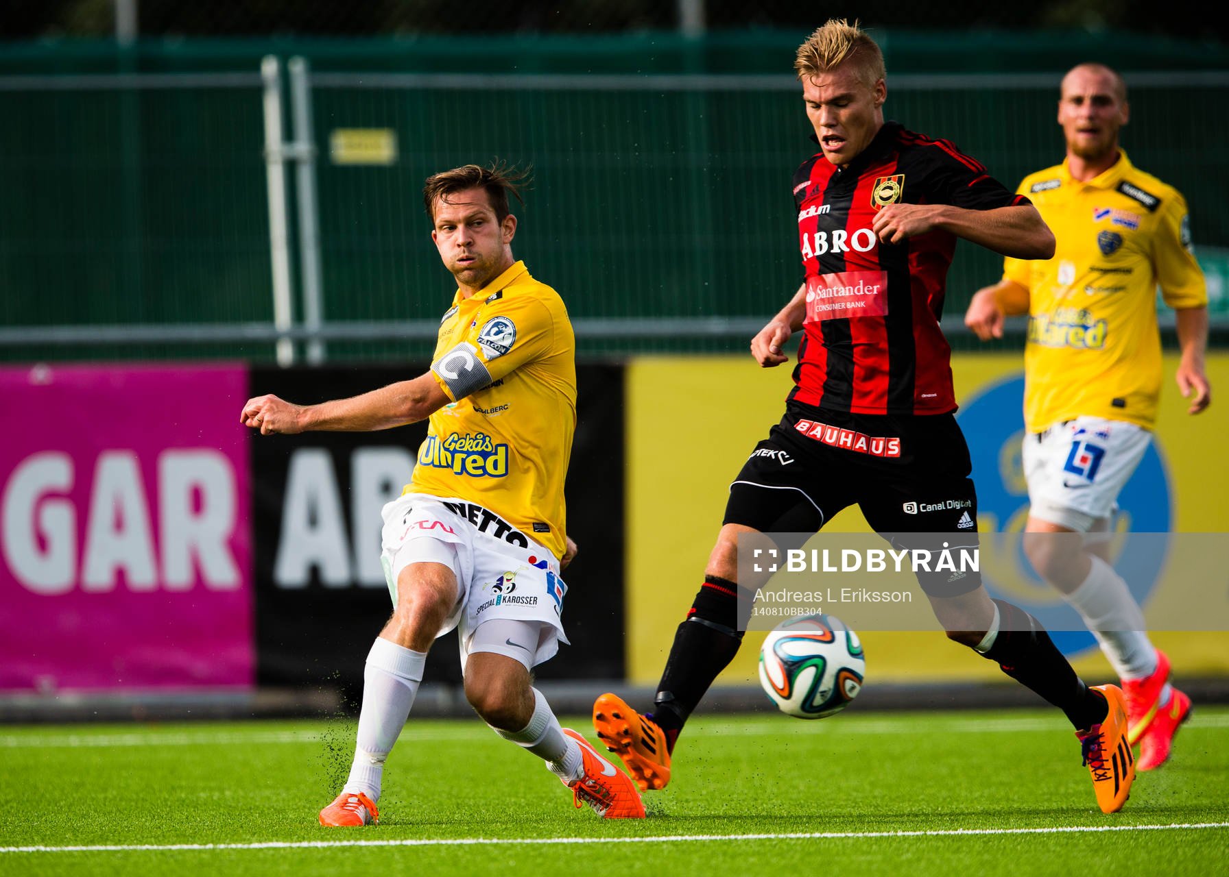 Falkenbergs David Svensson med ett inlägg förbi