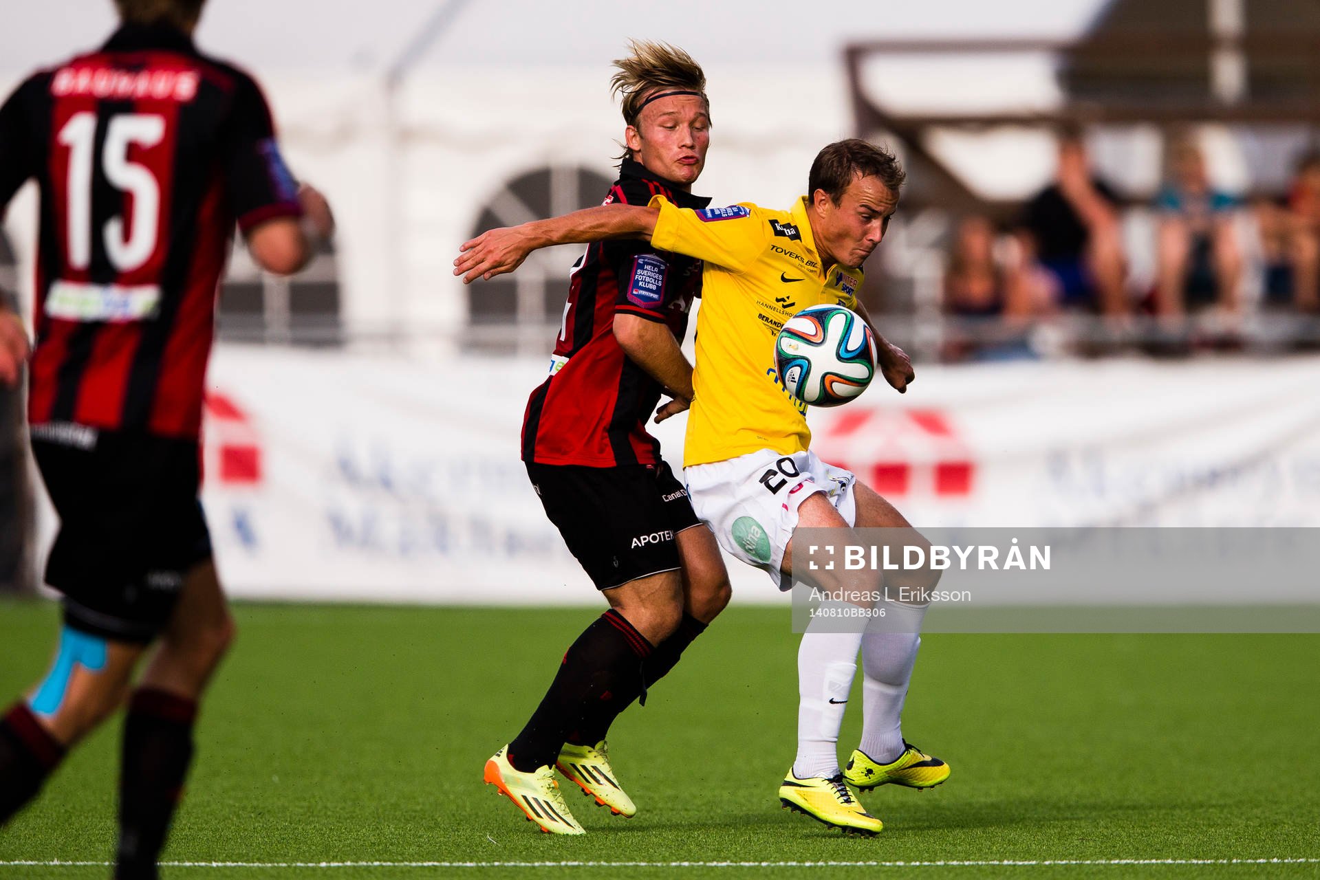 Brommapojkarnas Nicklas Bärkroth i kamp om bollen med Falkenbergs Calle Wede under fotbollsmatchen i Allsvenskan mellan Brommapojkarna och Falkenberg den 10 augusti 2014 i Stockholm.
