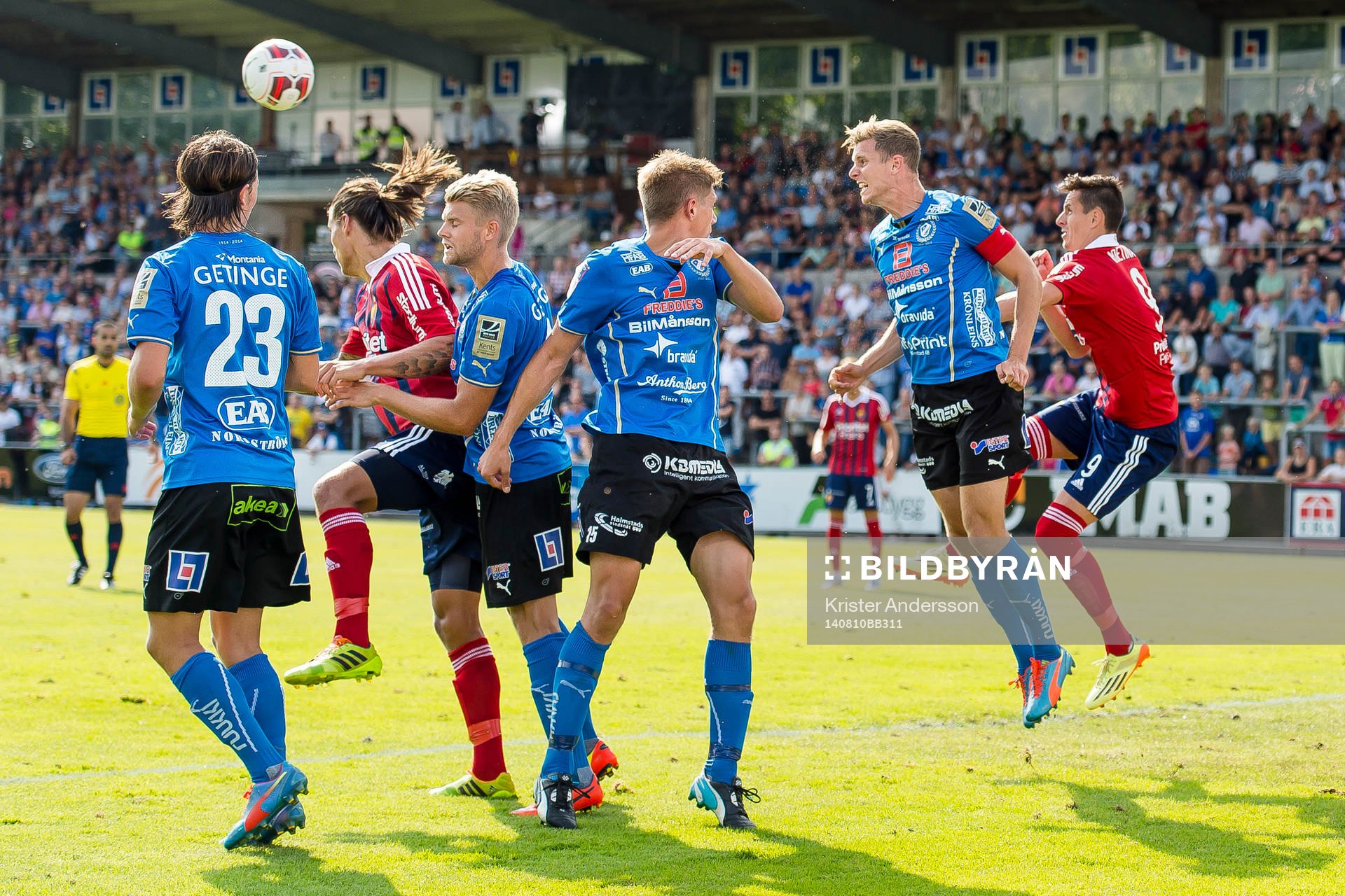 Halmstads Richard Magyar nickar bort bollen på hörna