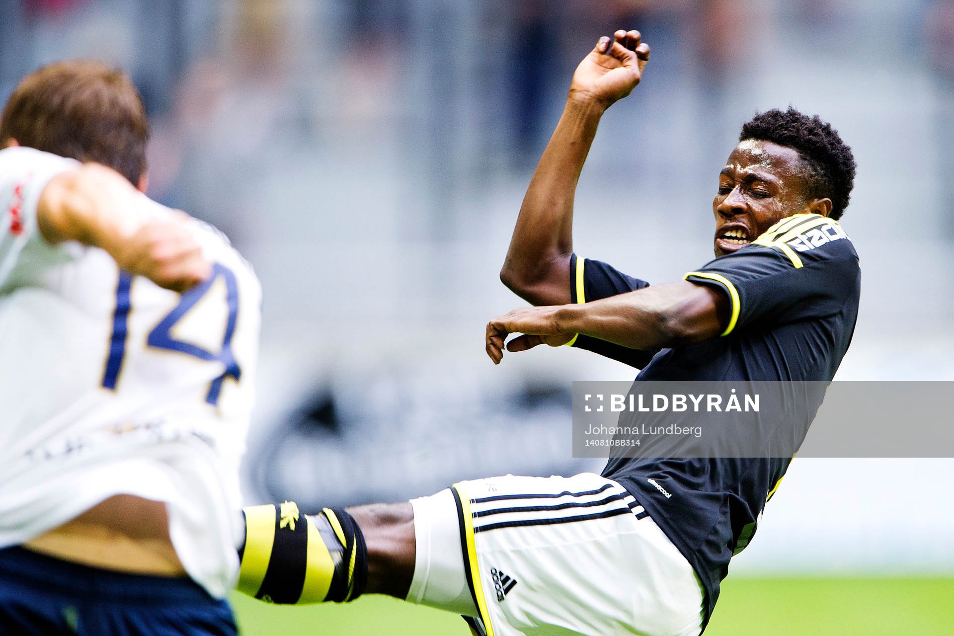 s Ebenezer Ofori försöker stoppa ett inlägg