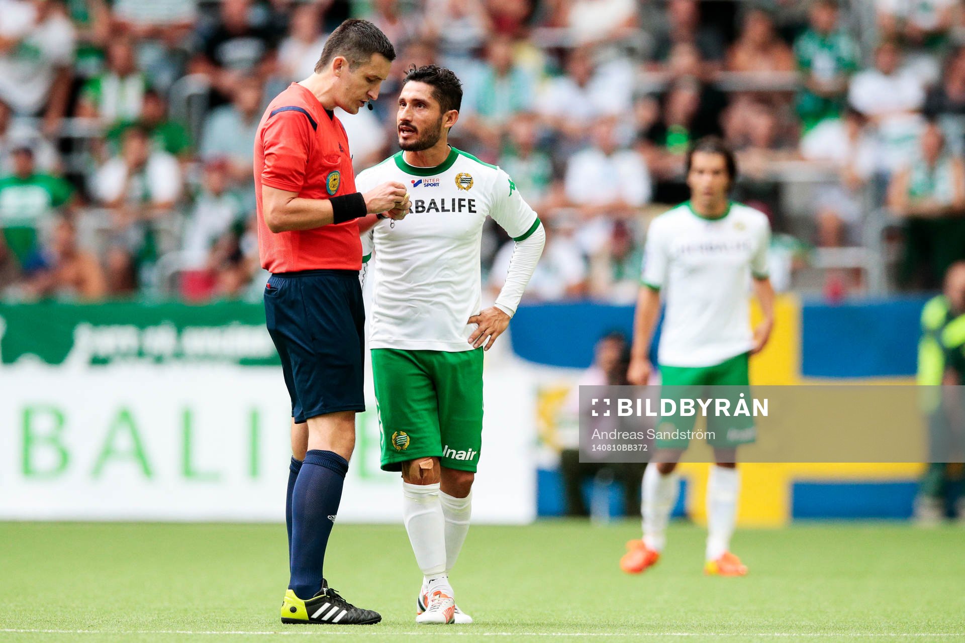 Hammarbys Pablo Pinones-Arce diskuterar med Nermin Cisic,