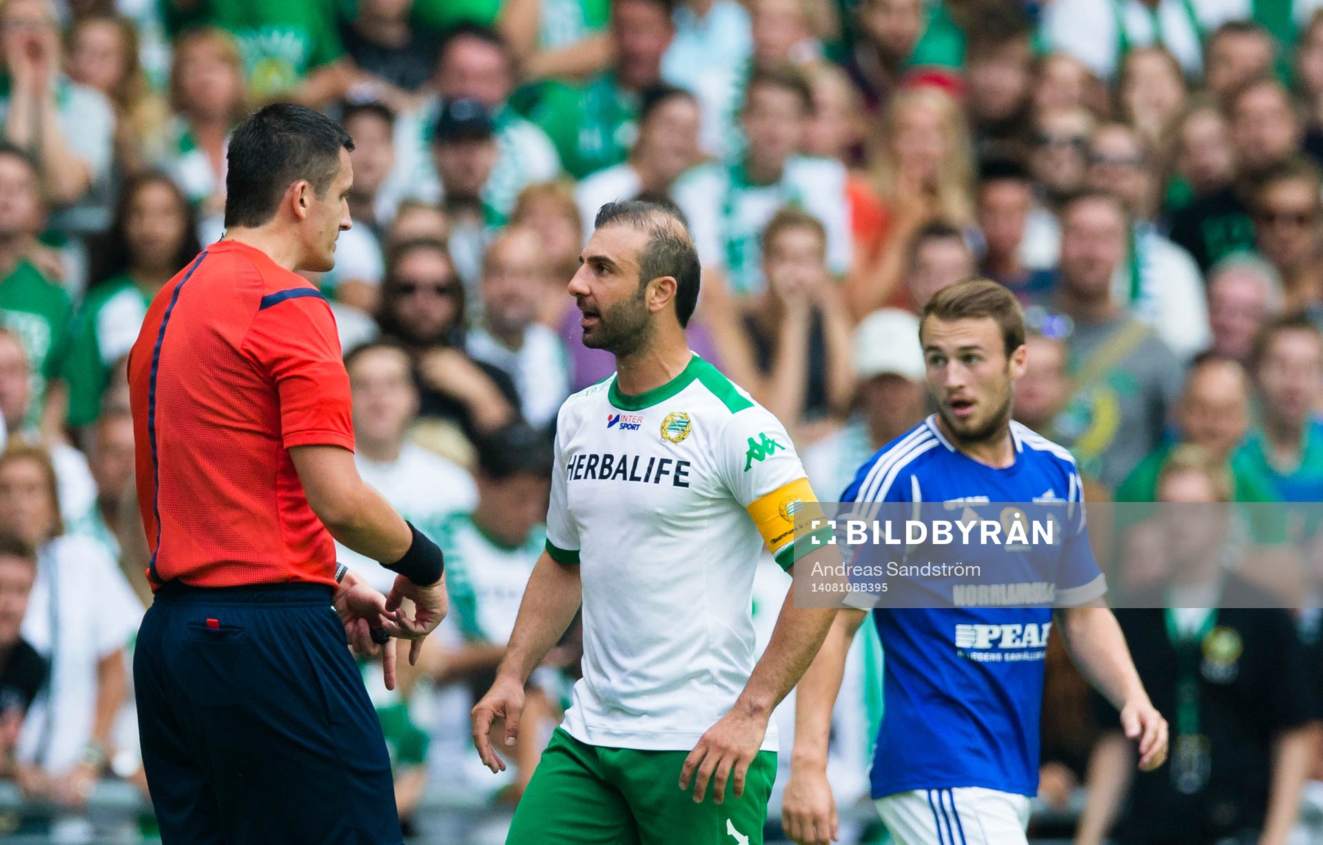 Hammarbys Kennedy Bakircioglu  diskuterar med Domare Nermin