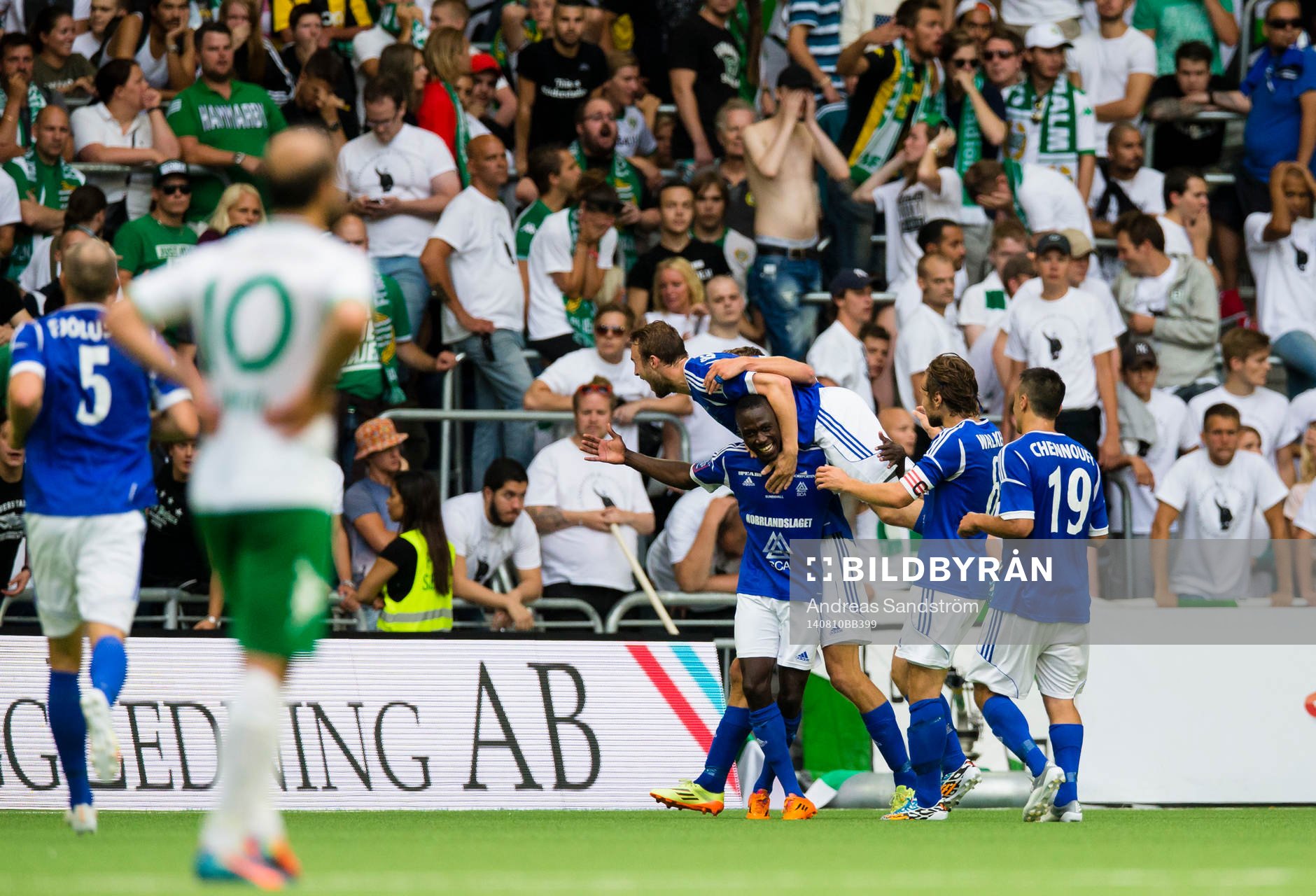 GIF Sundsvalls Pa Amat Dibba gör 0-2 och gratuleras av