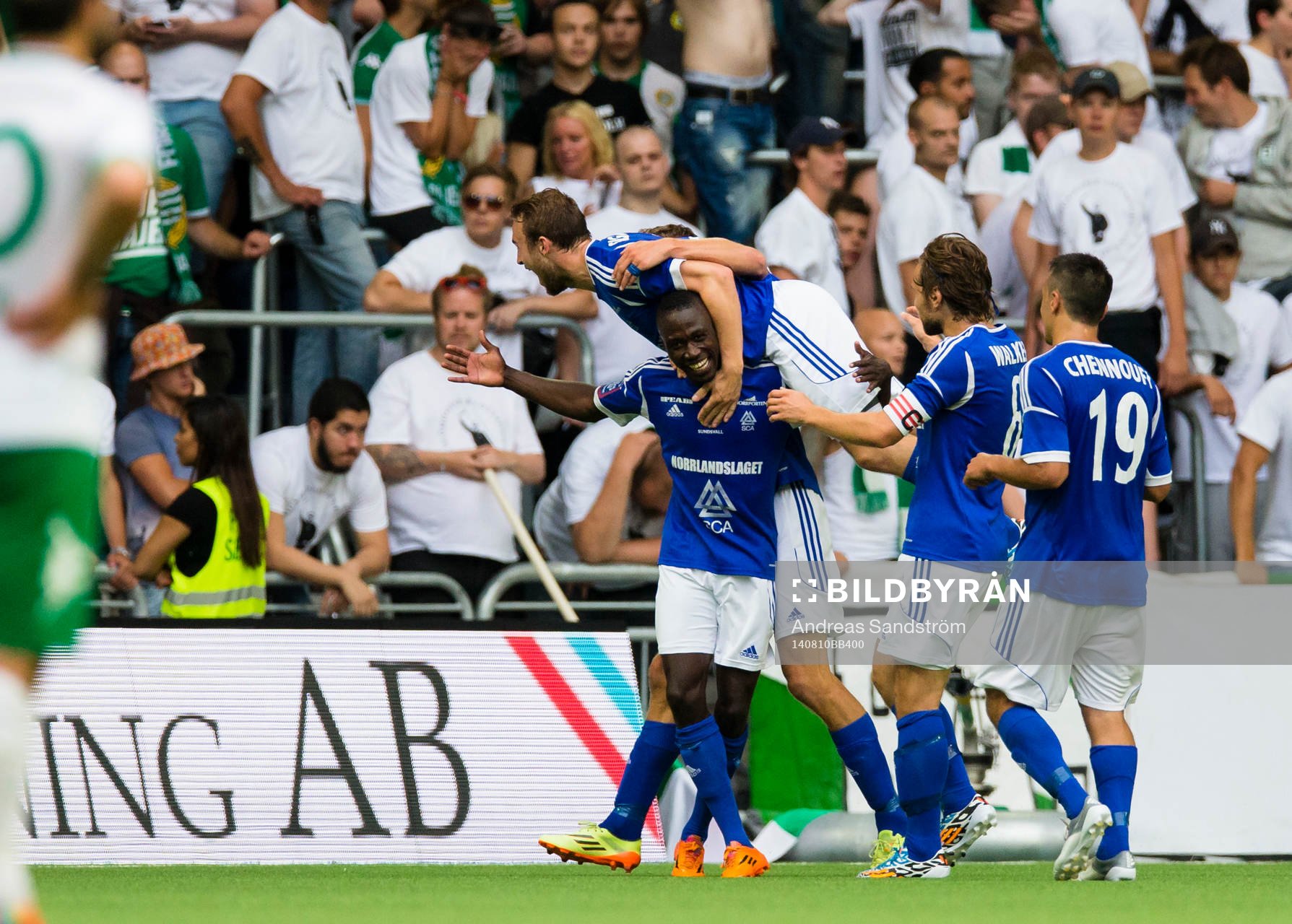 GIF Sundsvalls Pa Amat Dibba gör 0-2 och gratuleras av