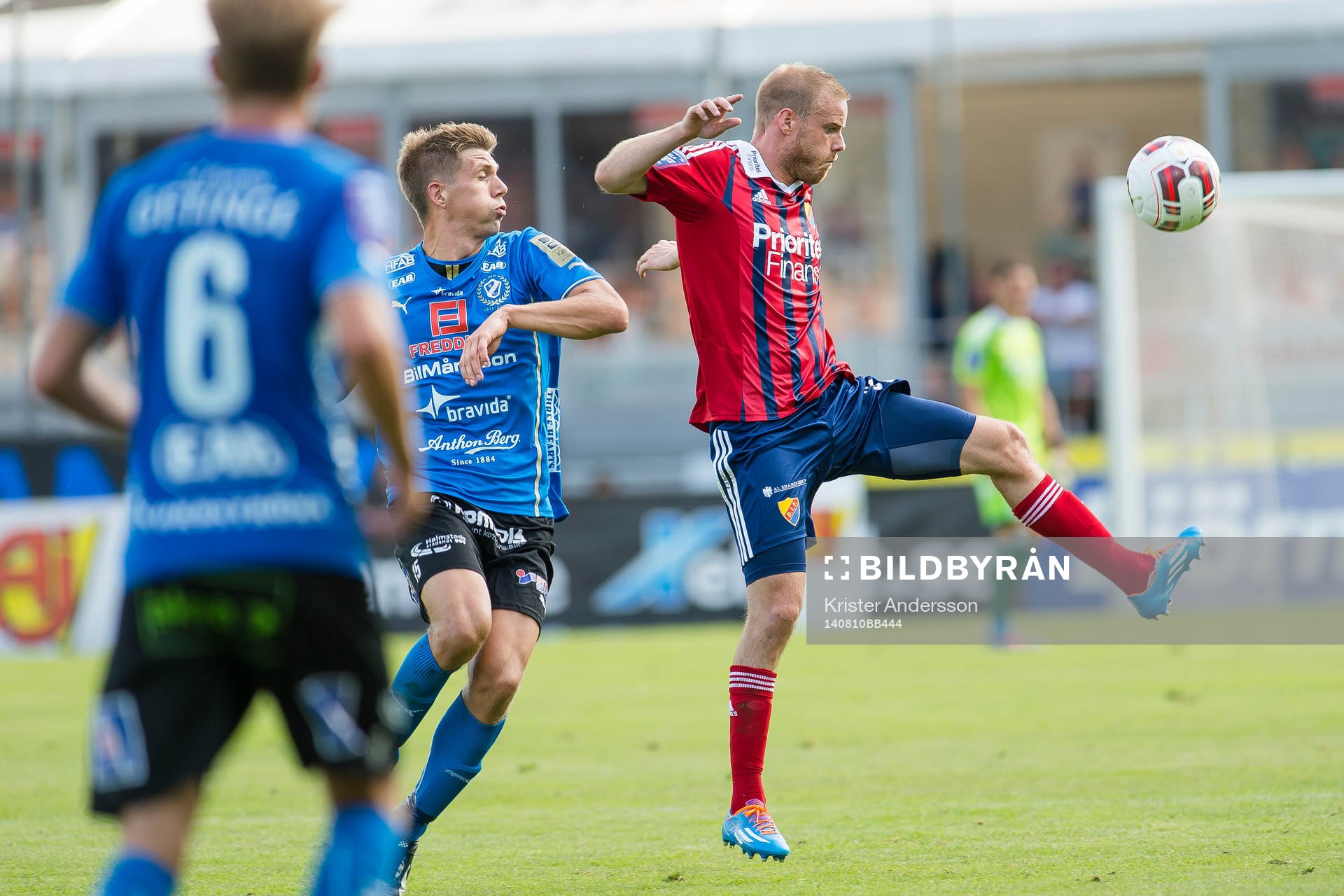Djurgårdens Fredrik Stenman i kamp med Halmstads Mikael Boman under fotbollsmatchen i Allsvenskan mellan Halmstad och Djurgården den 10 juli 2014 i Halmstad.