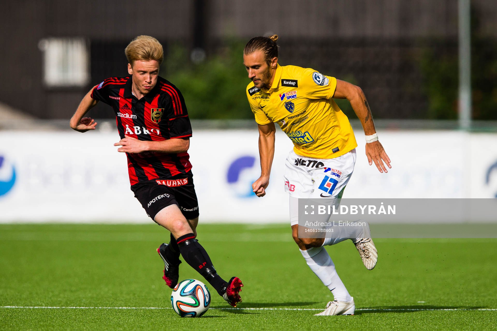Brommapojkarnas Gustav Sandberg Magnusson i kamp om bollen