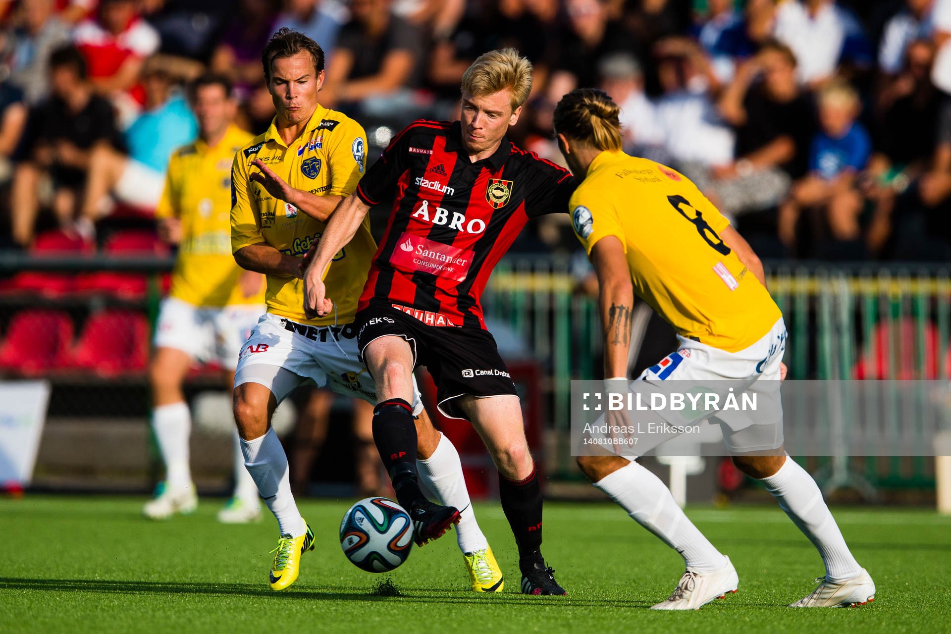 Brommapojkarnas Gustav Sandberg Magnusson i närkamp med Falkenbergs Anton Wede (v) och Tobias Carlsson (h) under fotbollsmatchen i Allsvenskan mellan Brommapojkarna och Falkenberg den 10 augusti 2014 i Stockholm. 