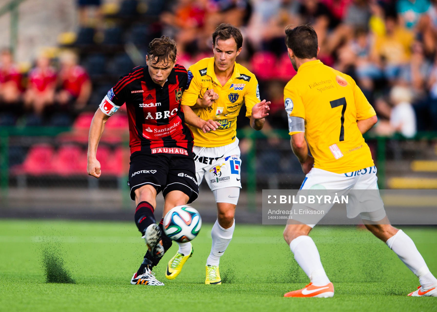 Brommapojkarnas Jesper Karlström får till ett skott