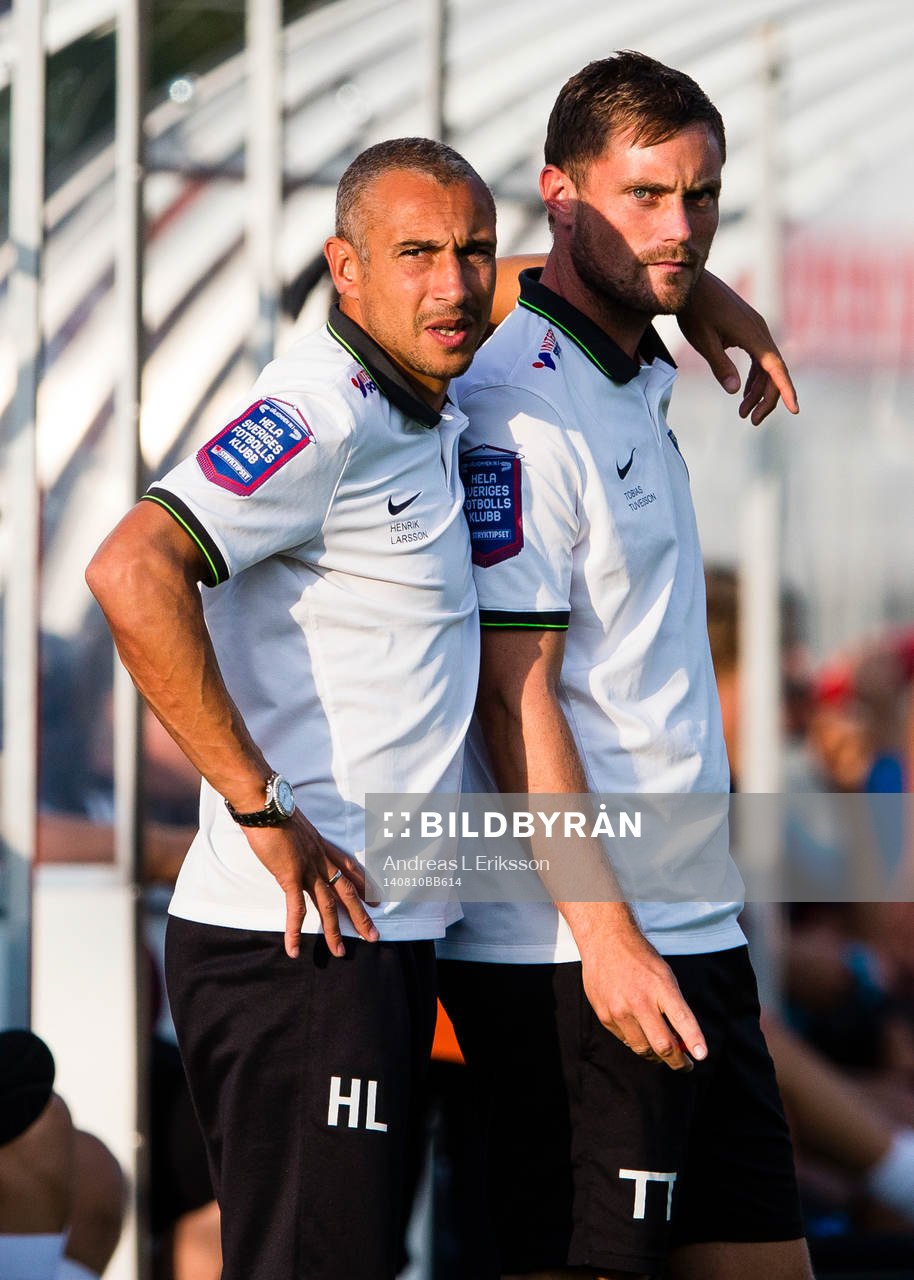 Falkenbergs tränare Henrik Larsson och assisterande tränare Tobias Tuvesson under fotbollsmatchen i Allsvenskan mellan Brommapojkarna och Falkenberg den 10 augusti 2014 i Stockholm.