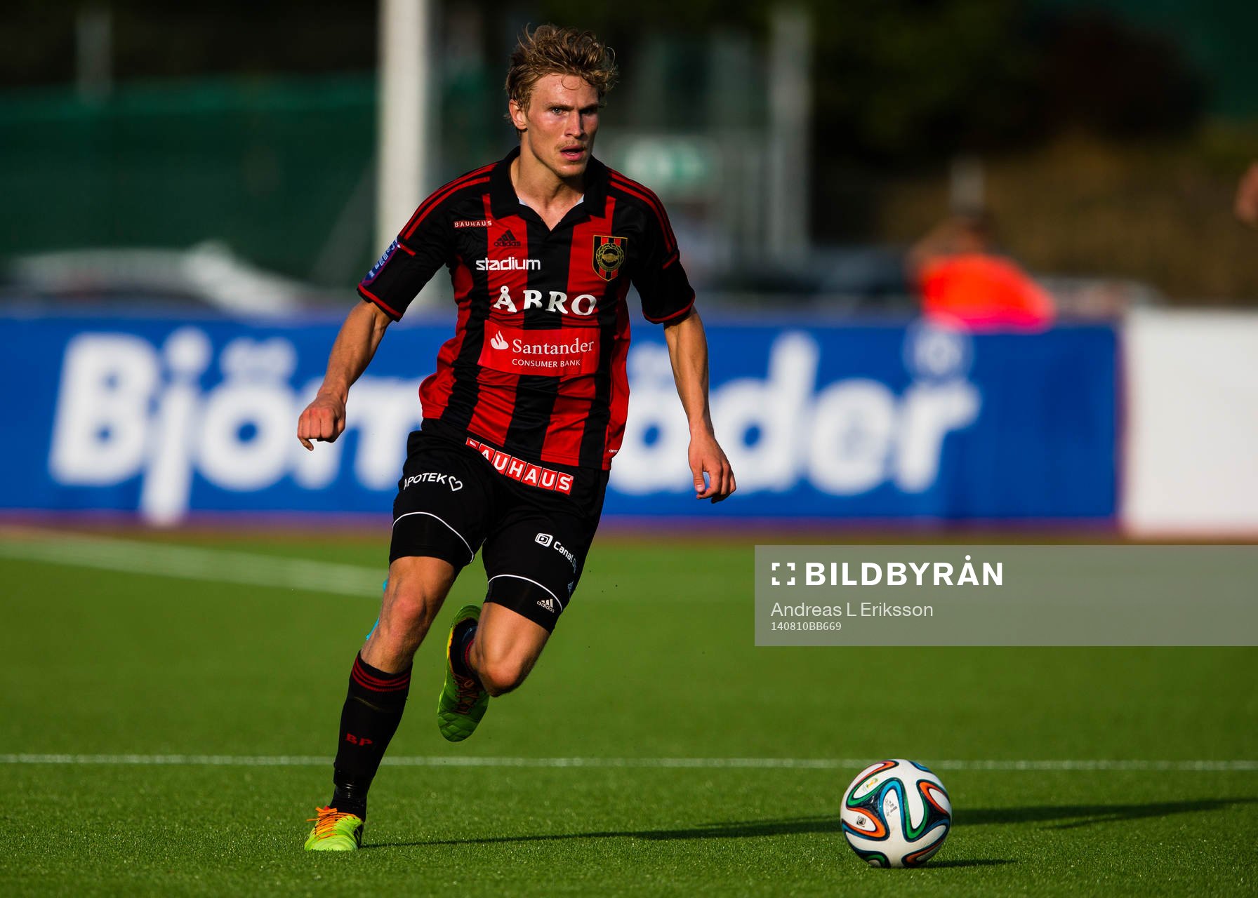 Brommapojkarnas Carl Starfelt med bollen under fotbollsmatchen i Allsvenskan mellan Brommapojkarna och Falkenberg den 10 augusti 2014 i Stockholm.