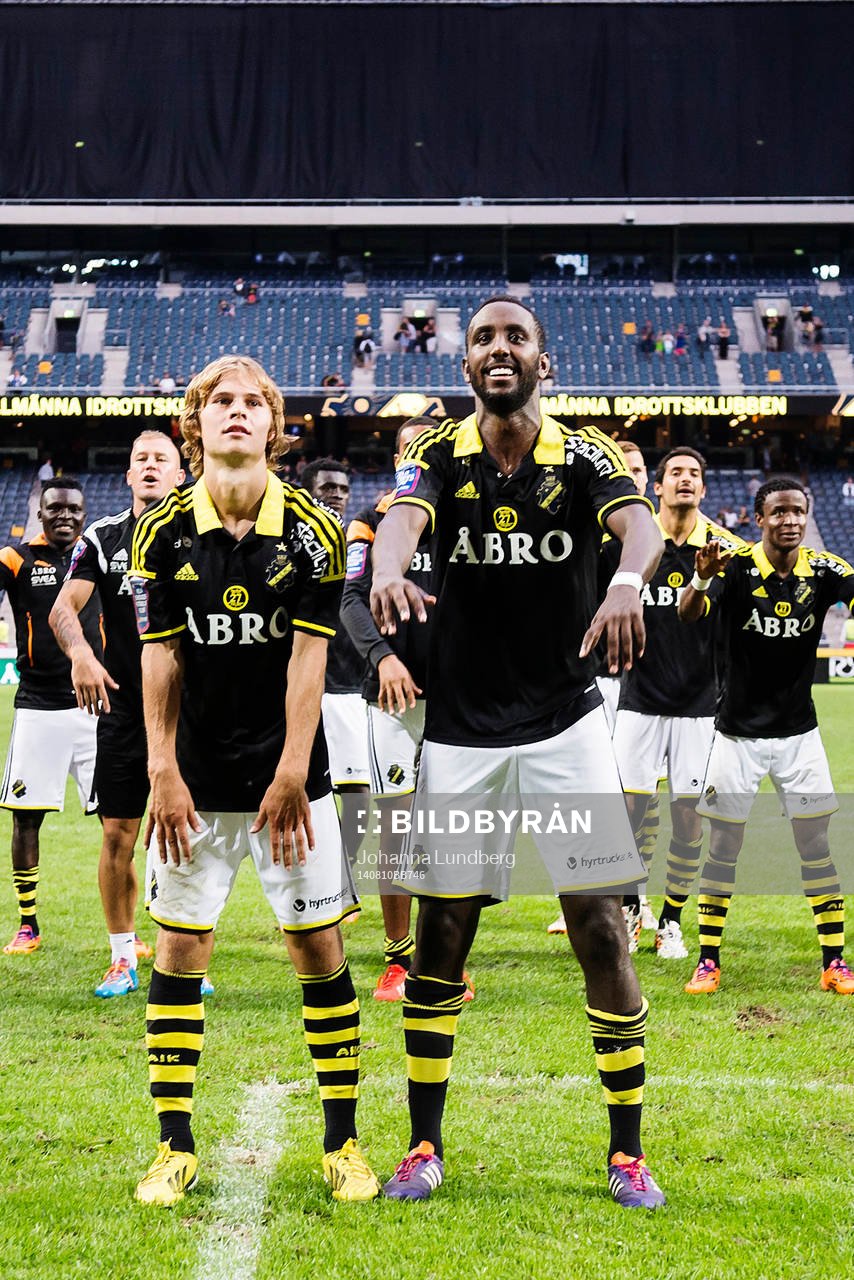 AIK:s Sam Lundholm och Henok Goitom jublar och gör vågen tillsammans med publiken under fotbollsmatchen i Allsvenskan mellan AIK och Gefle den 14 april 2014 i Stockholm.
